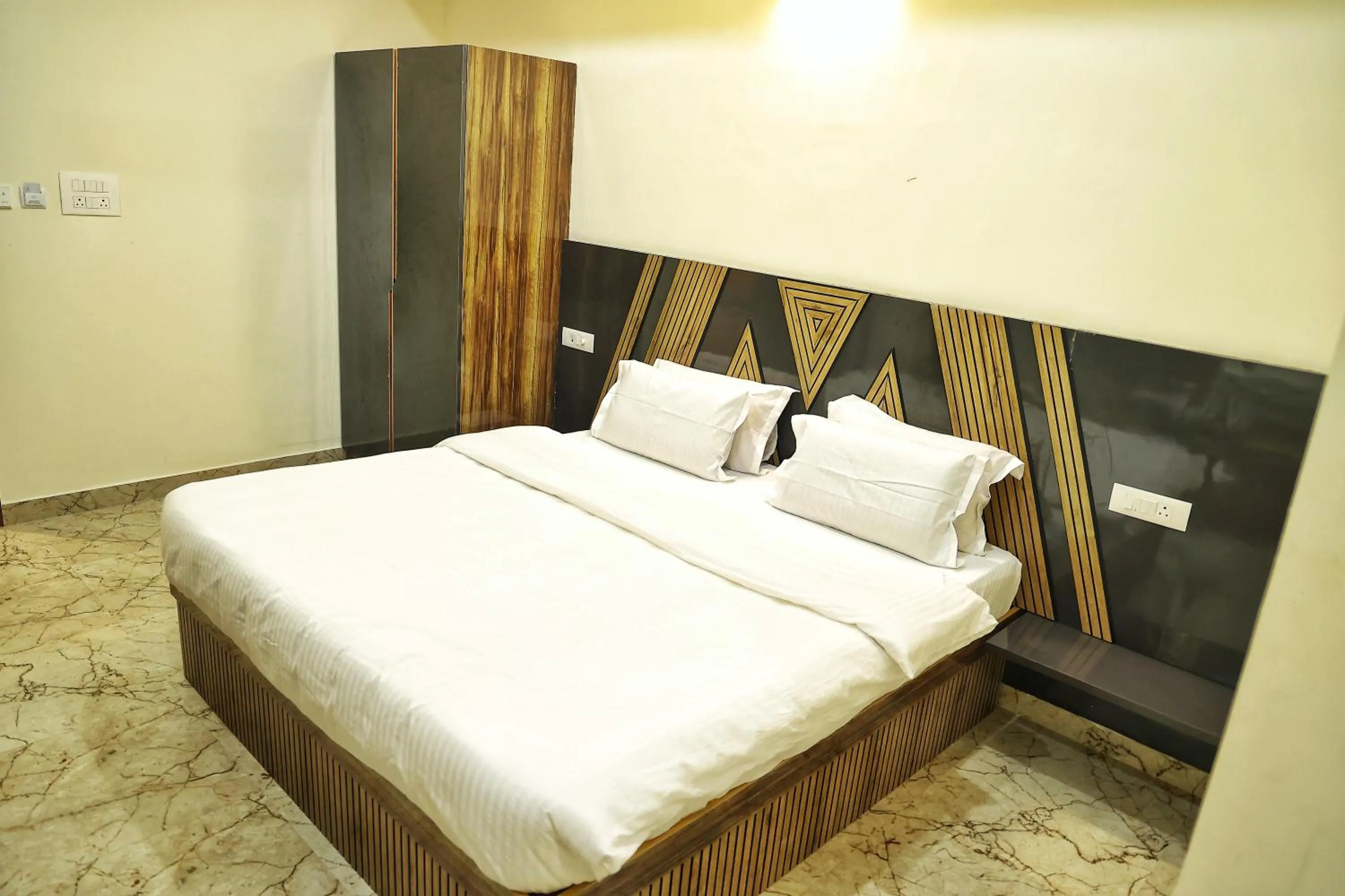 Bed in Hotel Aaryan Comforts - Peenya