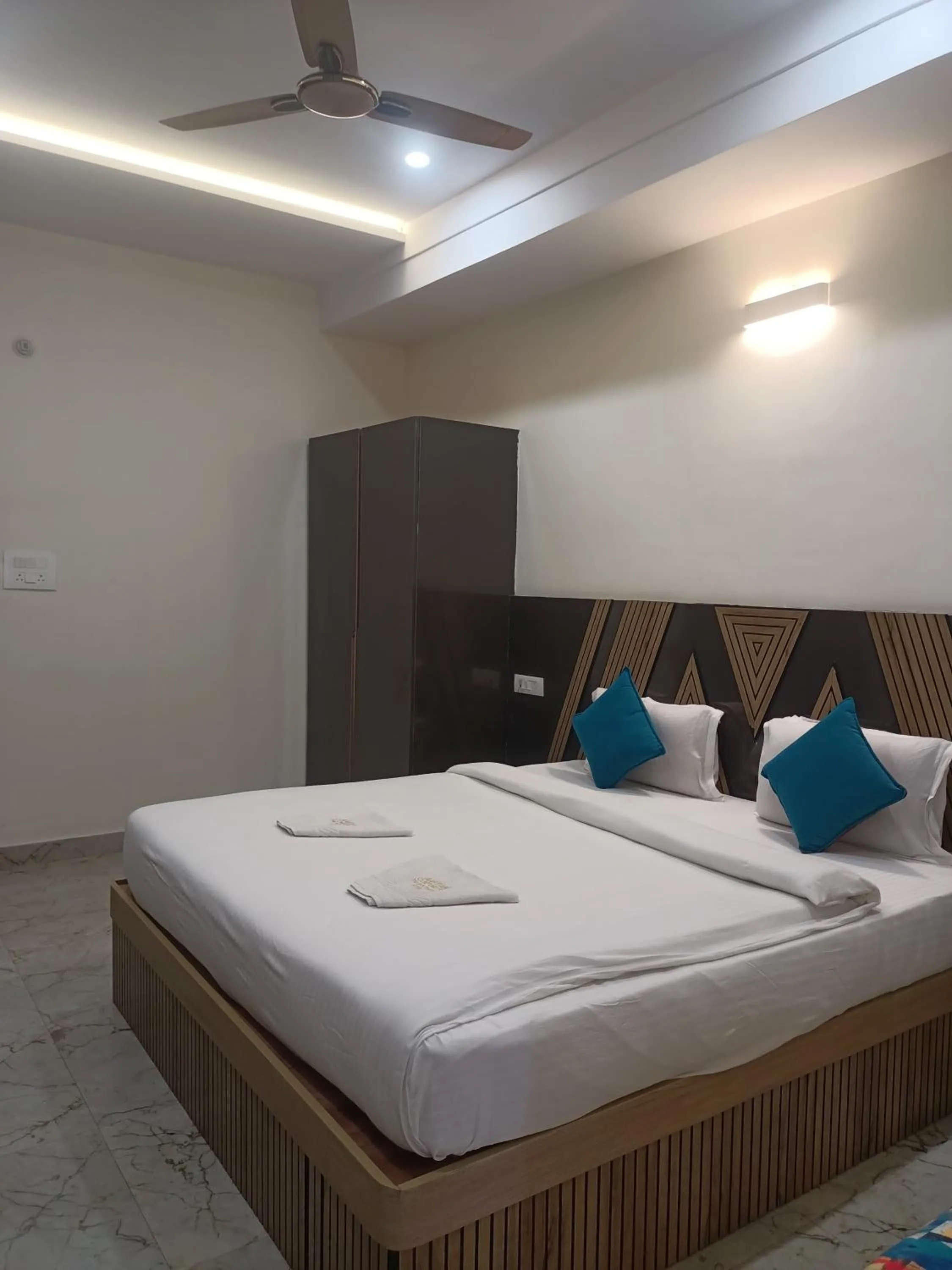 Photo of the whole room, Bed in Hotel Aaryan Comforts - Peenya