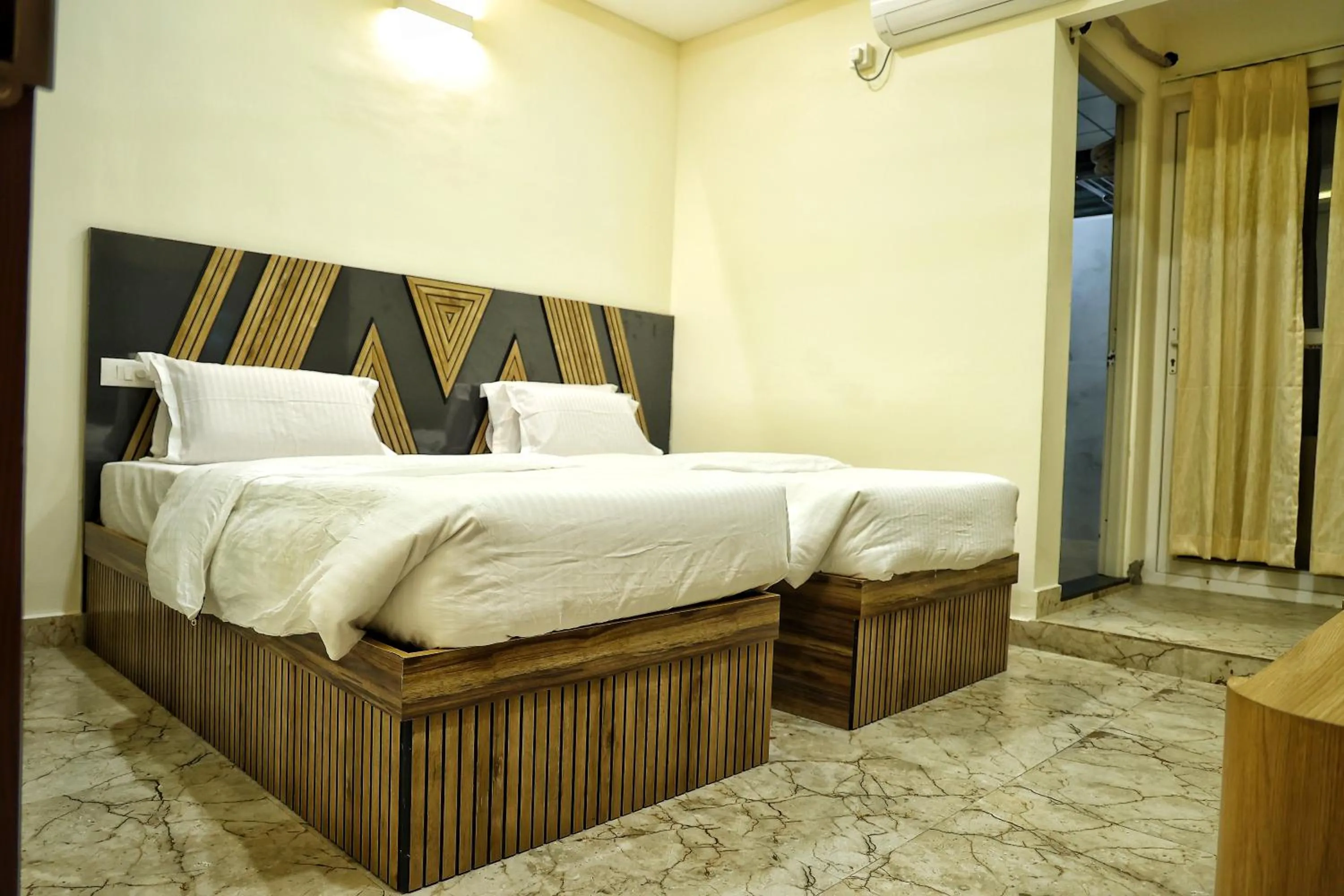 Bed in Hotel Aaryan Comforts - Peenya