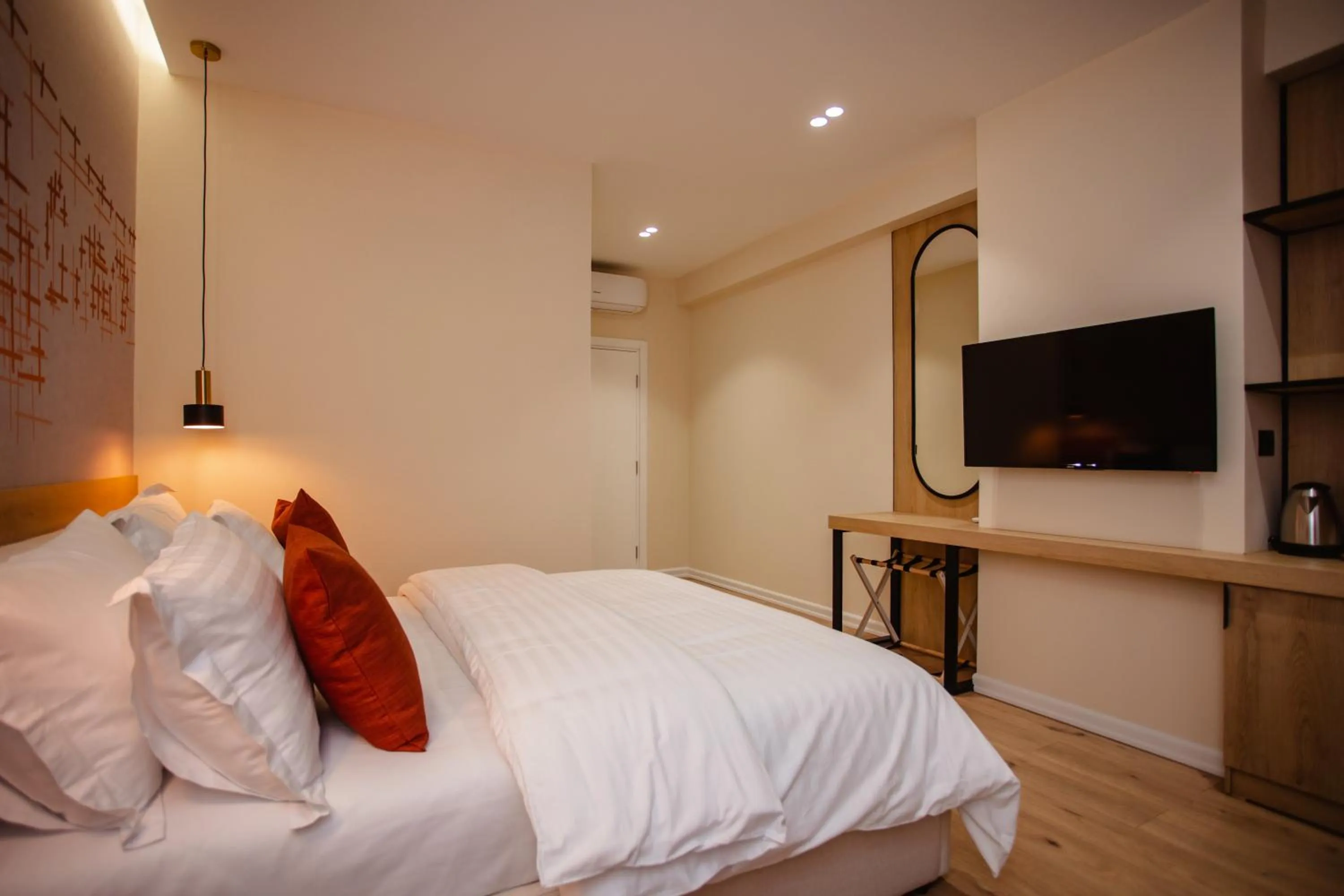 Bed in Oro Inn Hotel