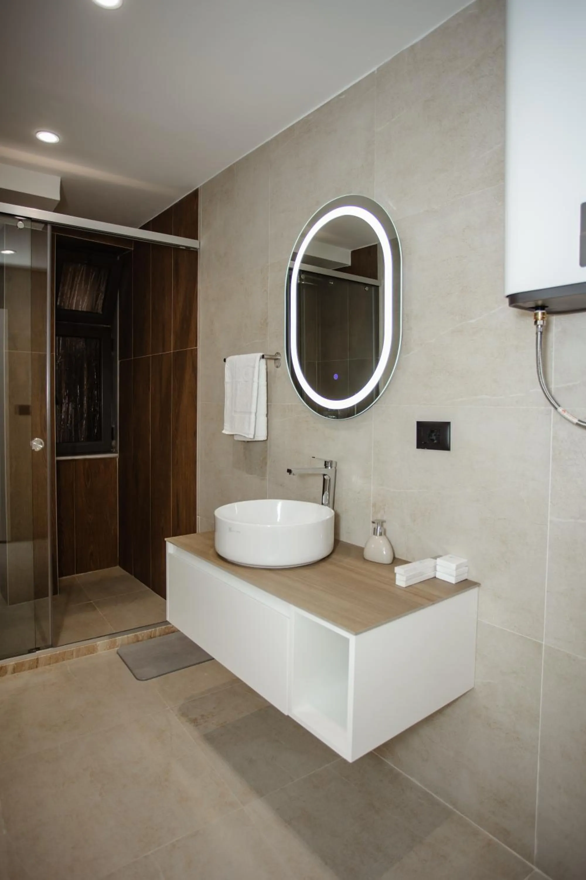 Shower in Oro Inn Hotel