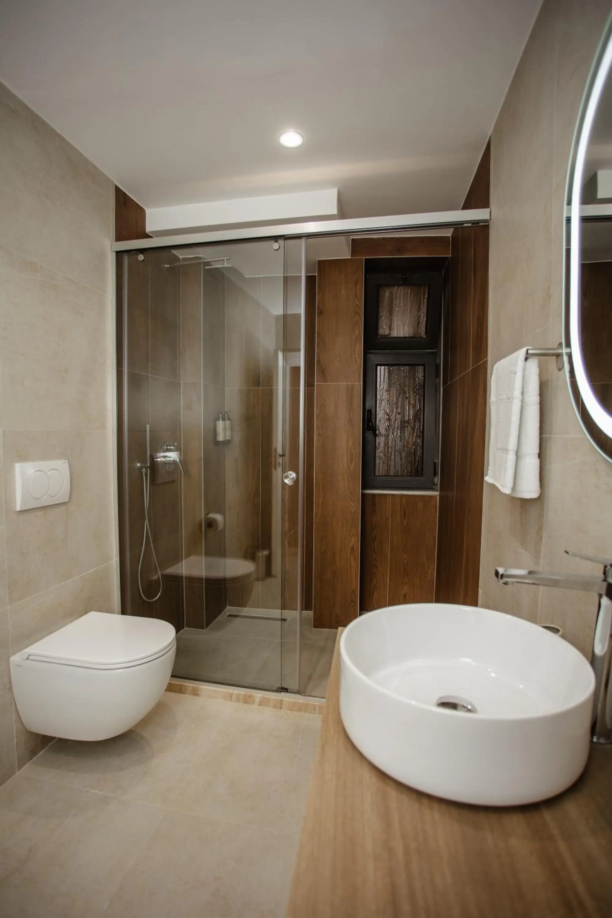 Shower in Oro Inn Hotel