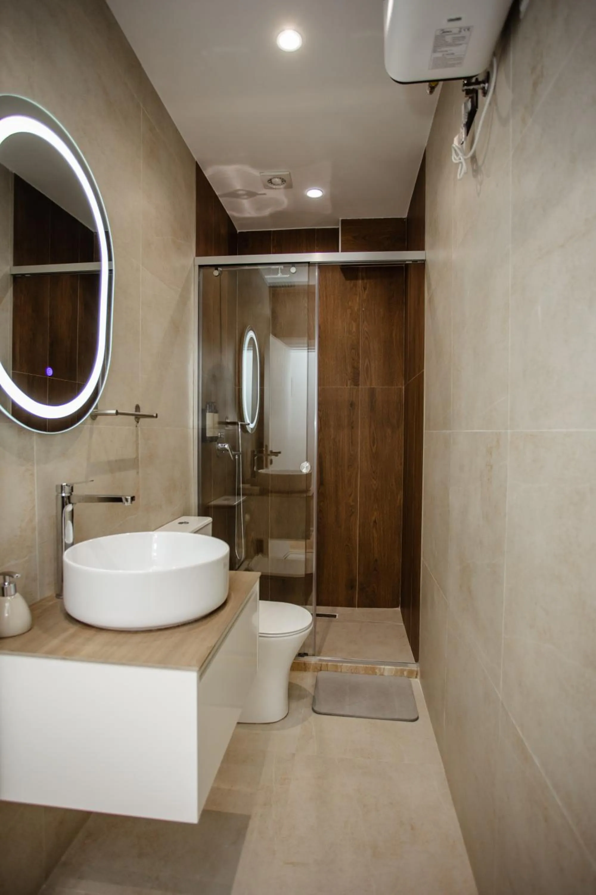 Shower in Oro Inn Hotel