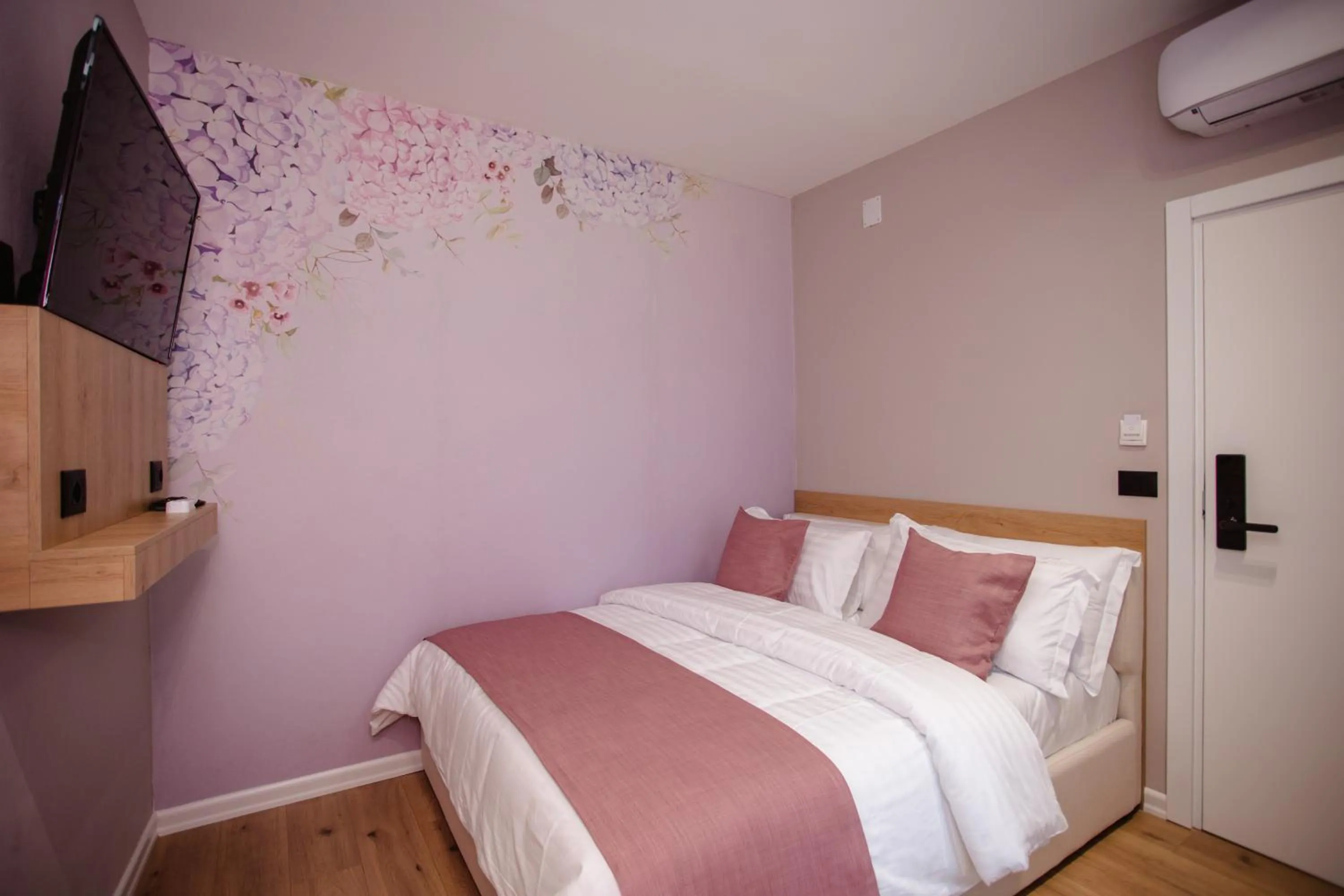 Bed in Oro Inn Hotel