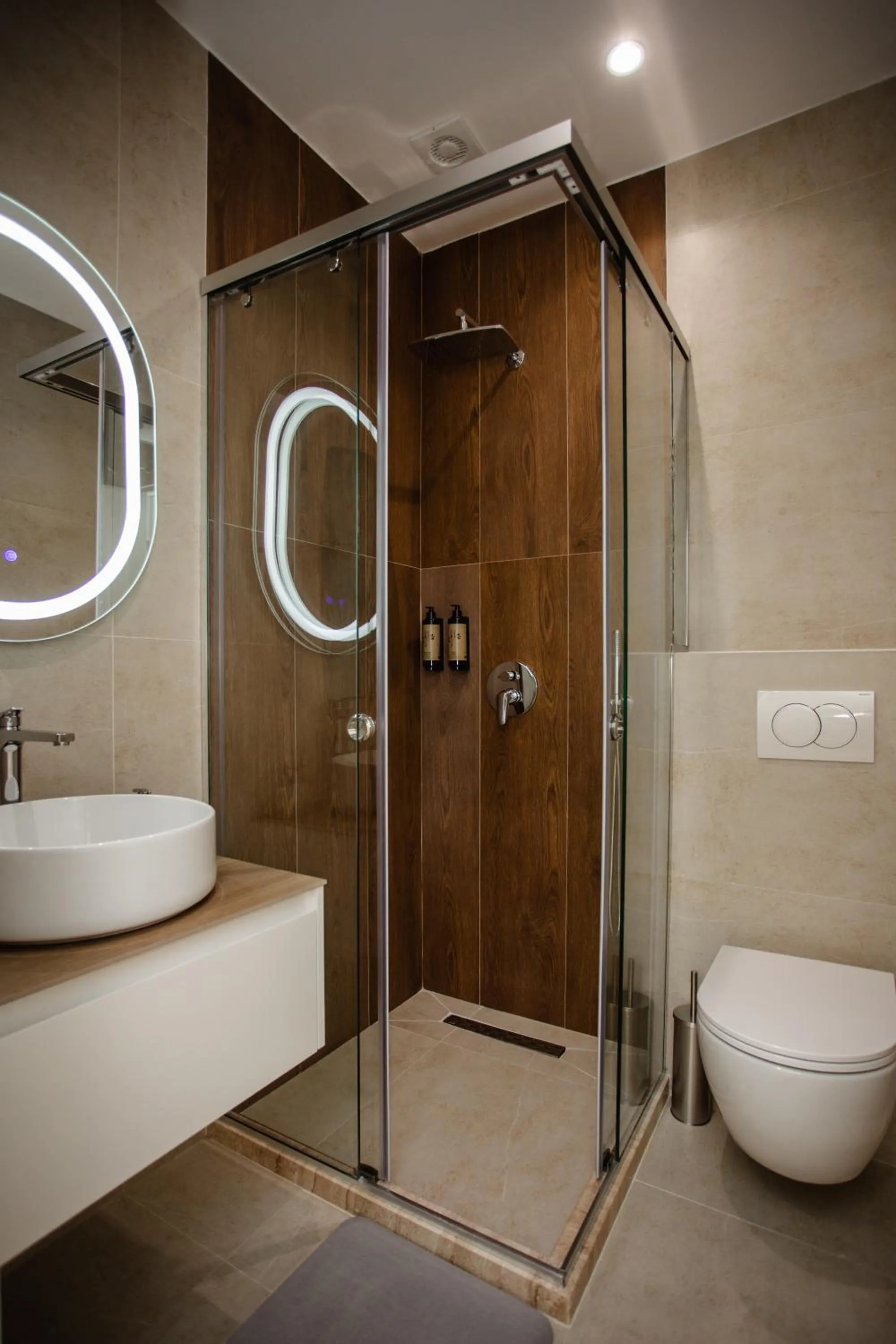 Shower in Oro Inn Hotel