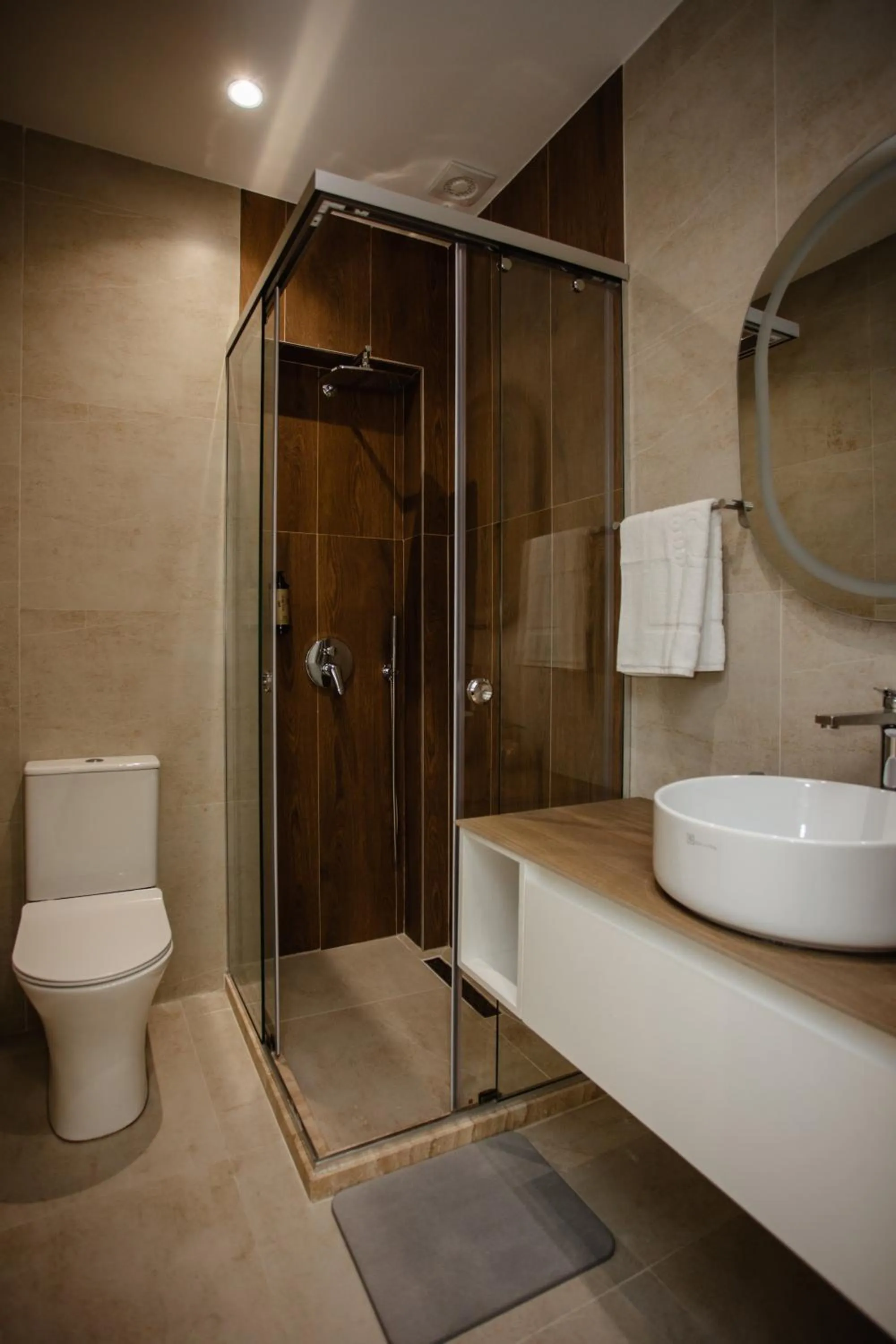 Shower in Oro Inn Hotel