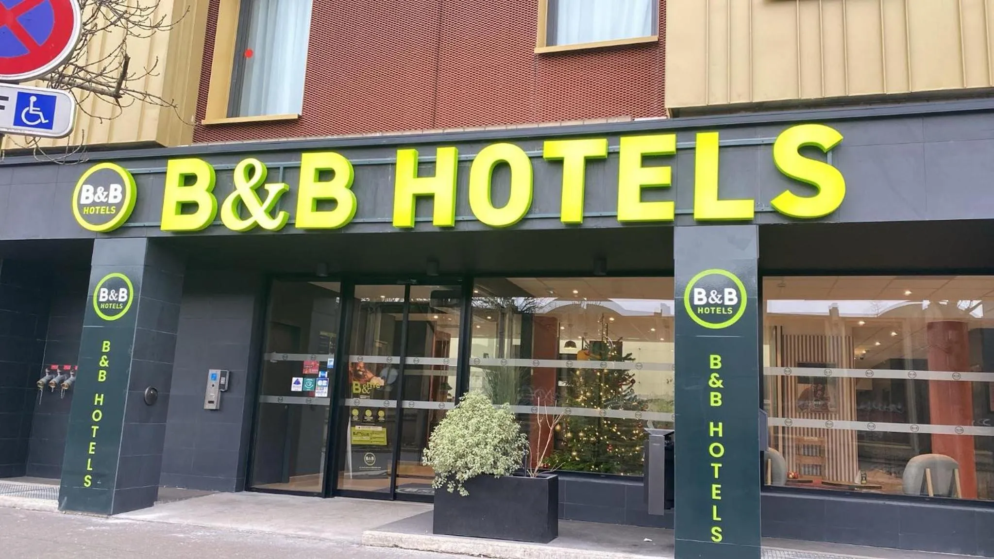 Facade/entrance in B&B HOTEL Paris Porte d'Orléans