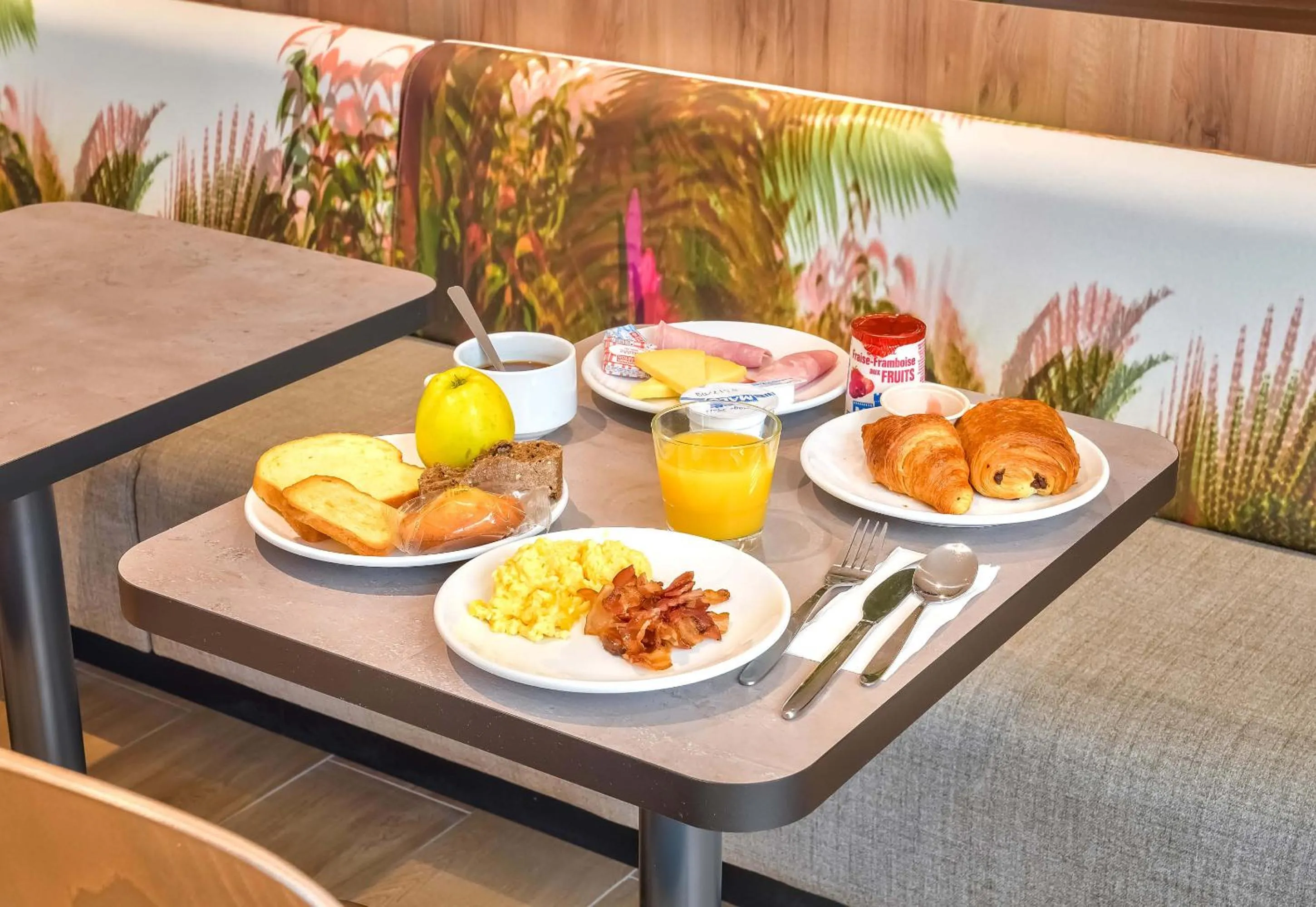 Food and drinks in B&B HOTEL Paris Porte d'Orléans