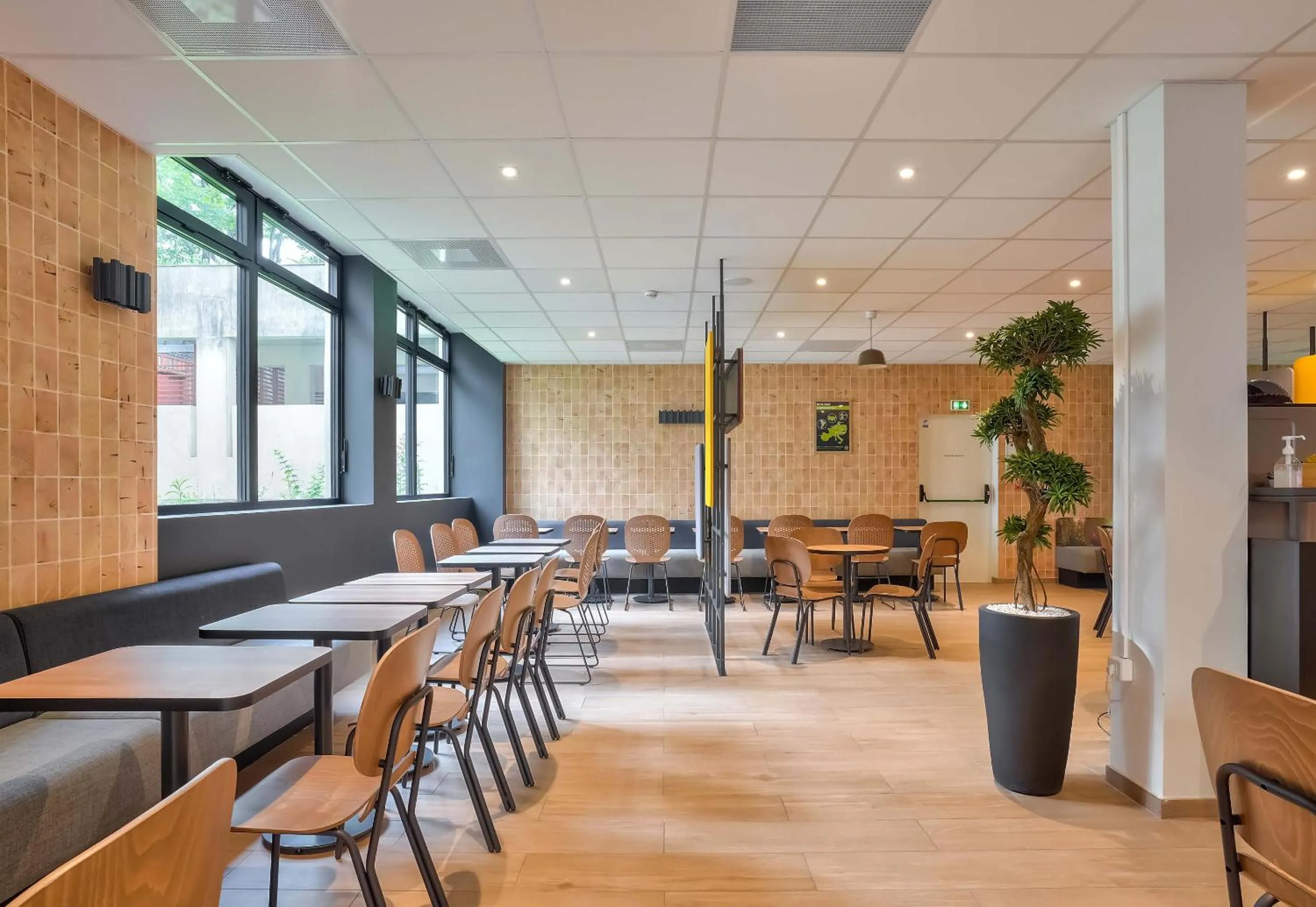 Breakfast in B&B HOTEL Paris Porte d'Orléans