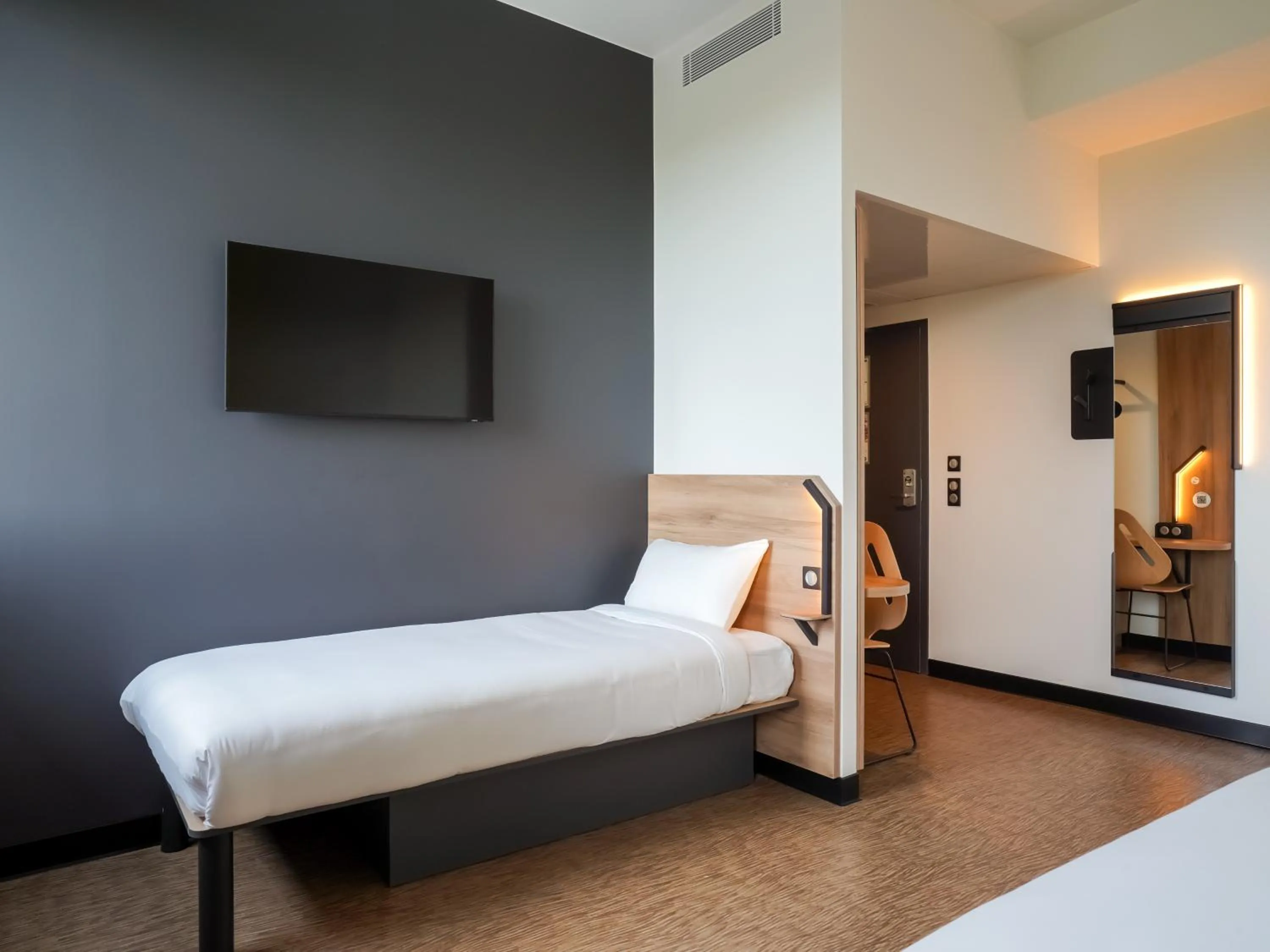 Bedroom, Bed in B&B HOTEL Paris Porte d'Orléans