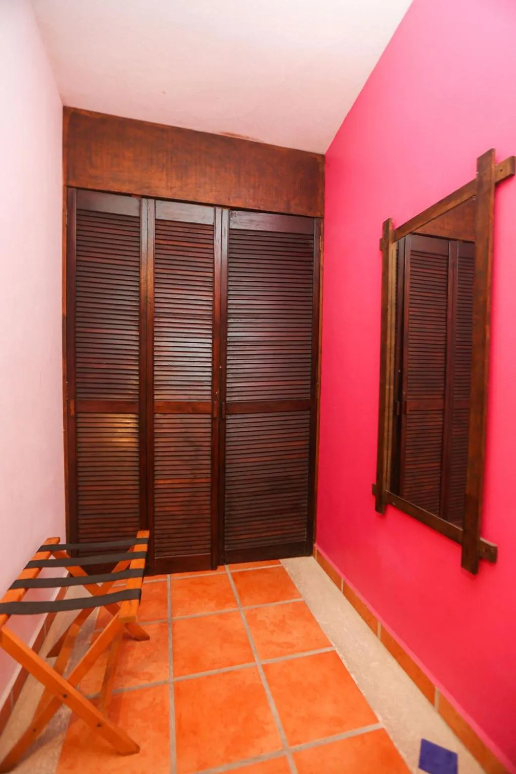 wardrobe in Íkaro Suites Colonial