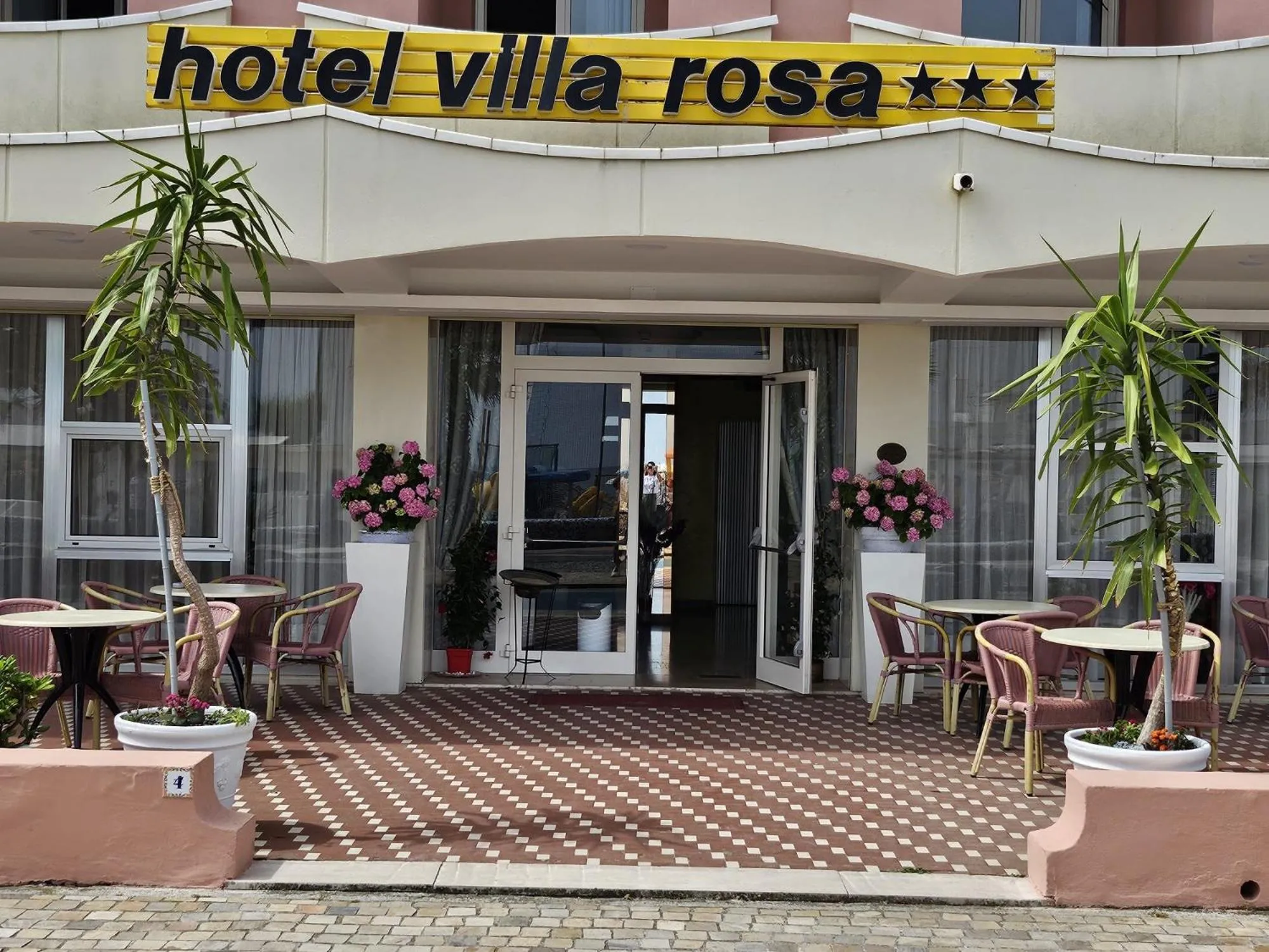 Facade/entrance in Hotel Villa Rosa