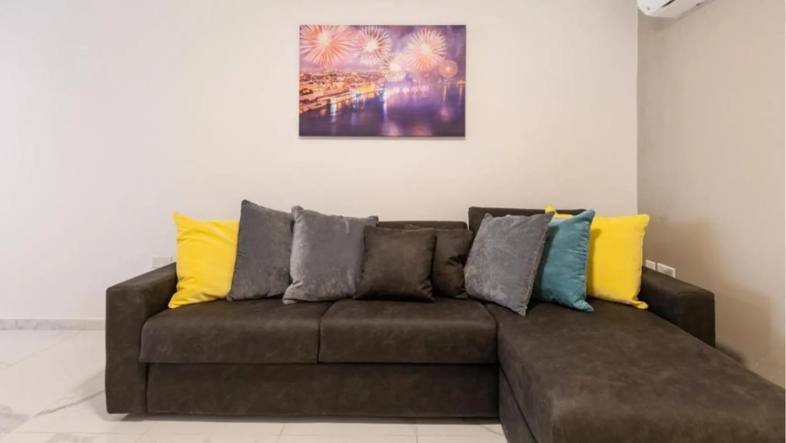 Spacious 2BR Apartment with Terrace - by HostMT