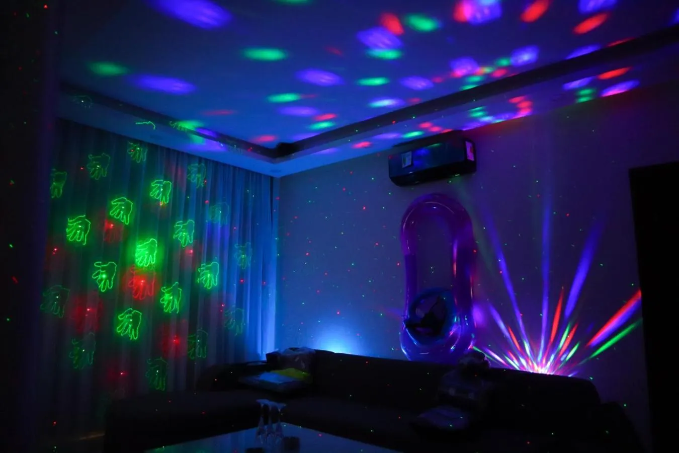 Communal lounge/ TV room in Hostgool Beach Chalets Mirage bay resort & aqua park