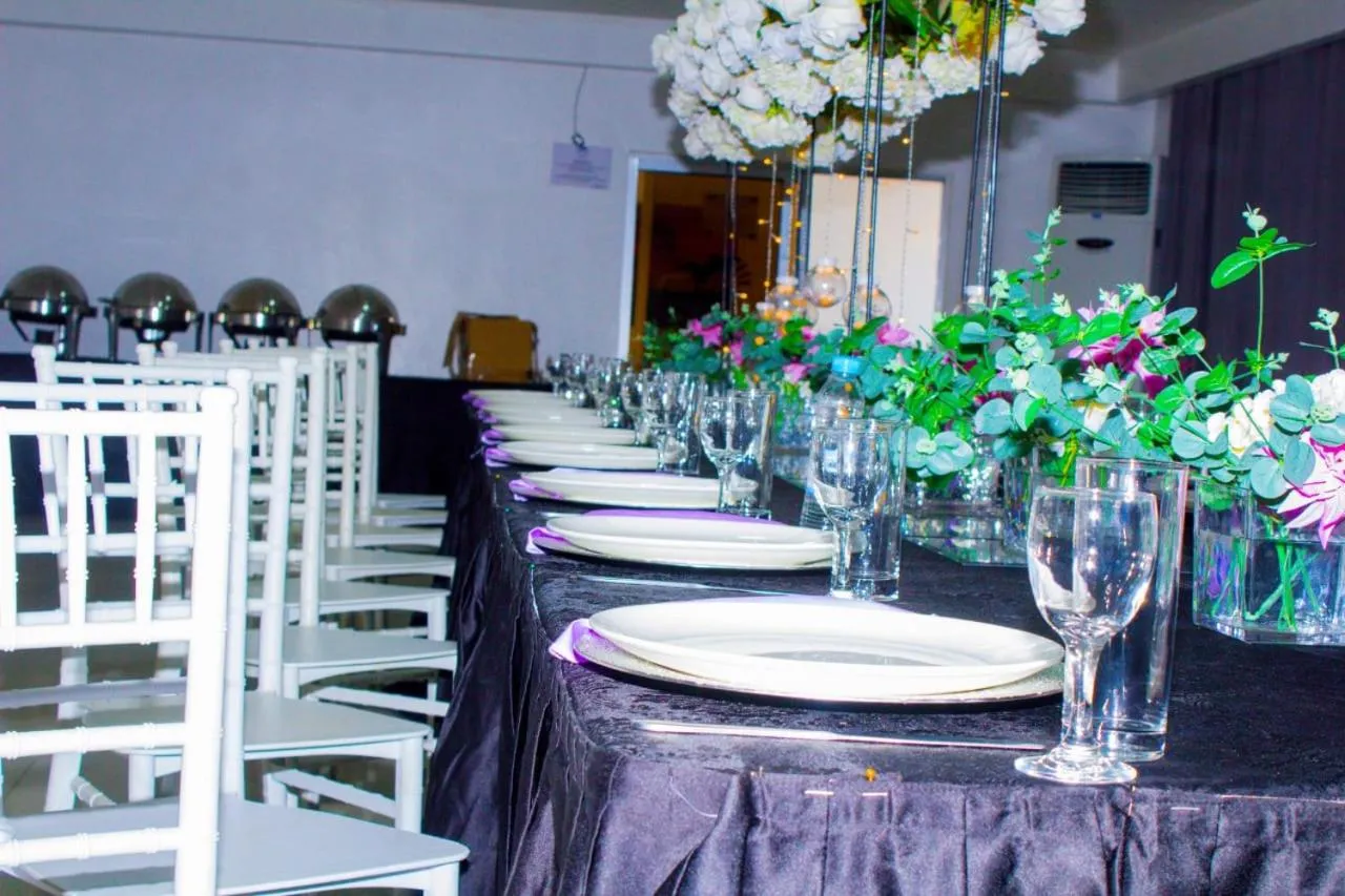 Restaurant/places to eat in Mika Lodge