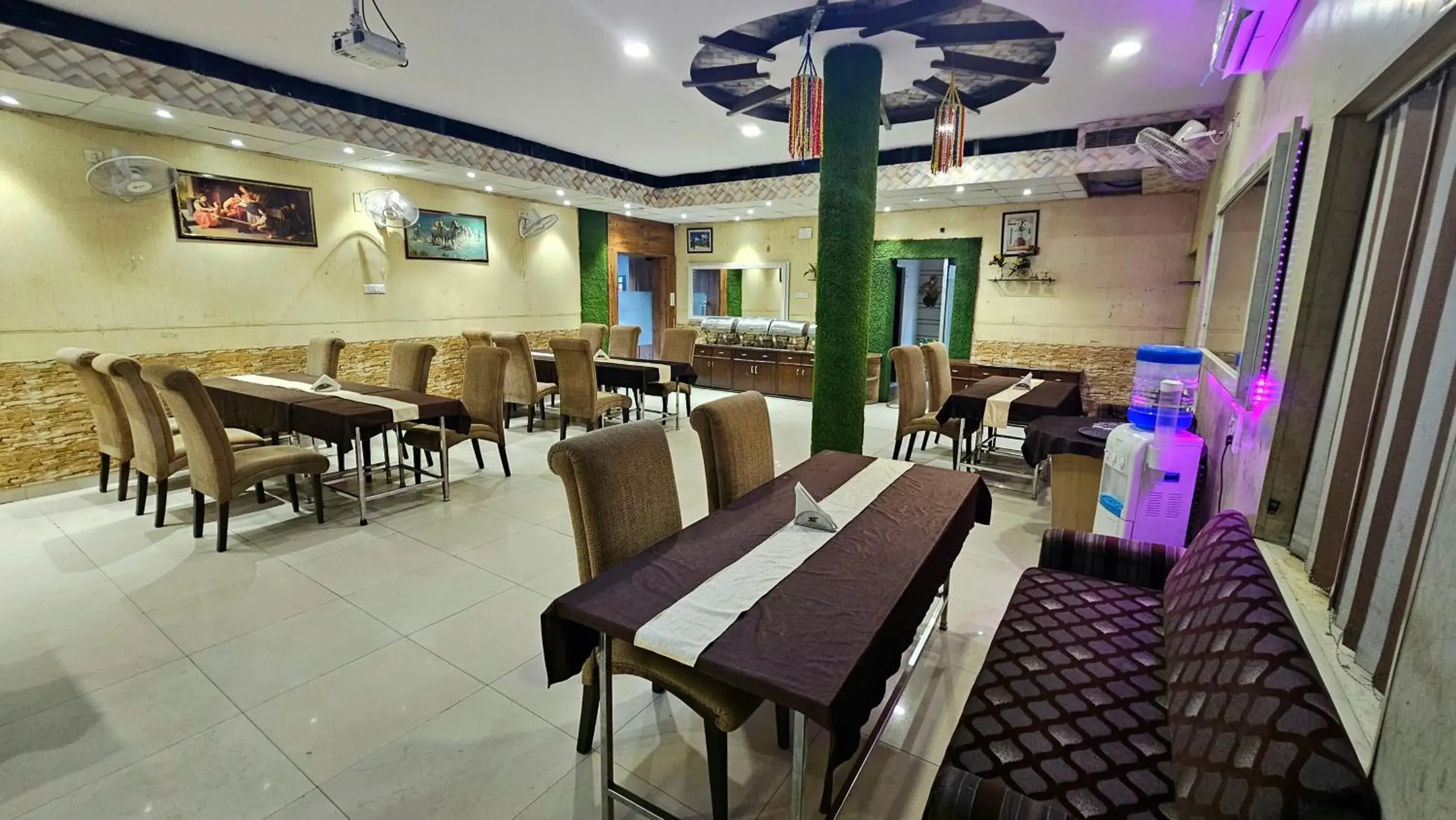 Restaurant/places to eat in Hotel HK Continental Restaurant/places to eat in Hotel HK Continental