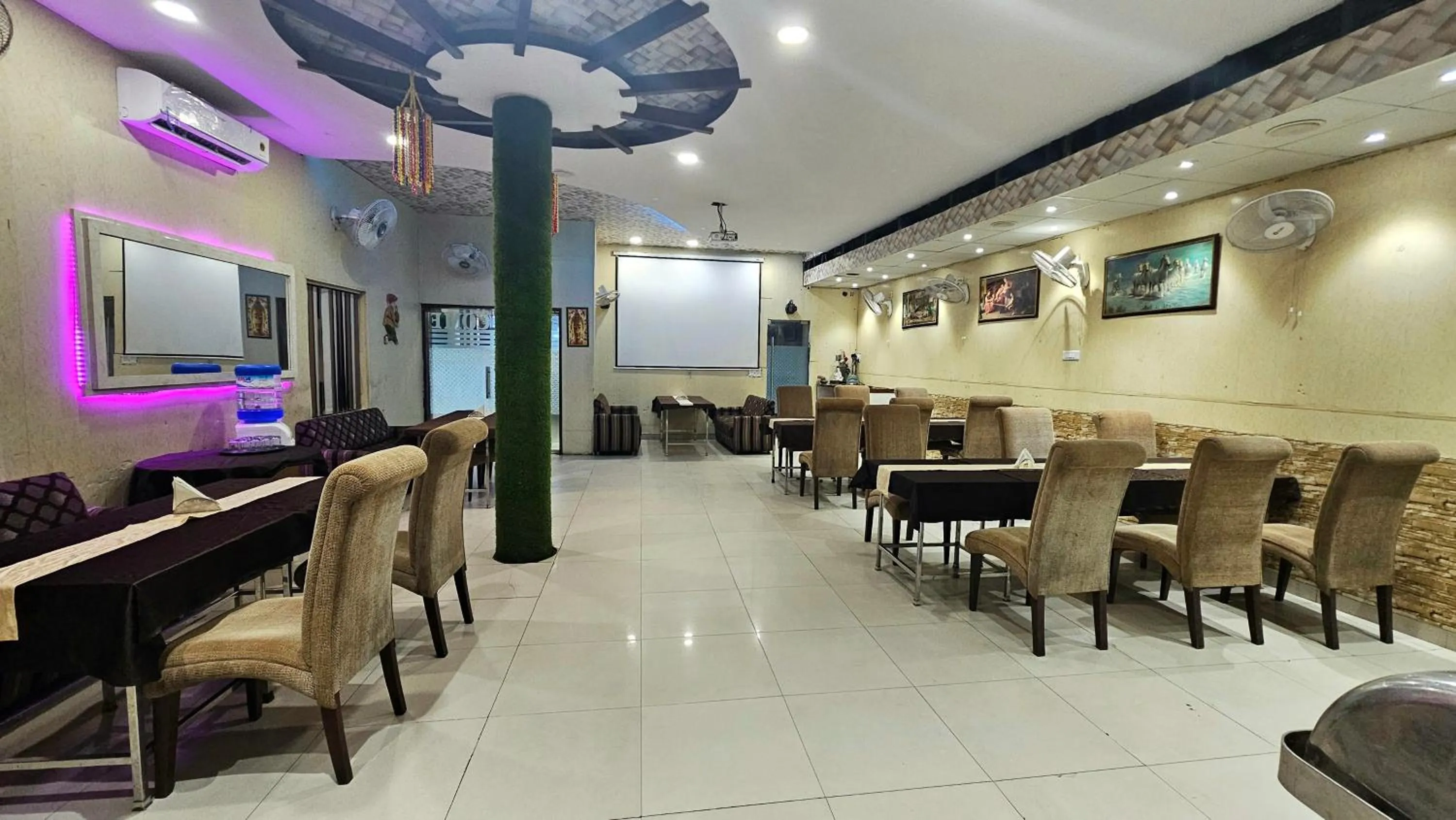 Restaurant/places to eat in Hotel HK Continental