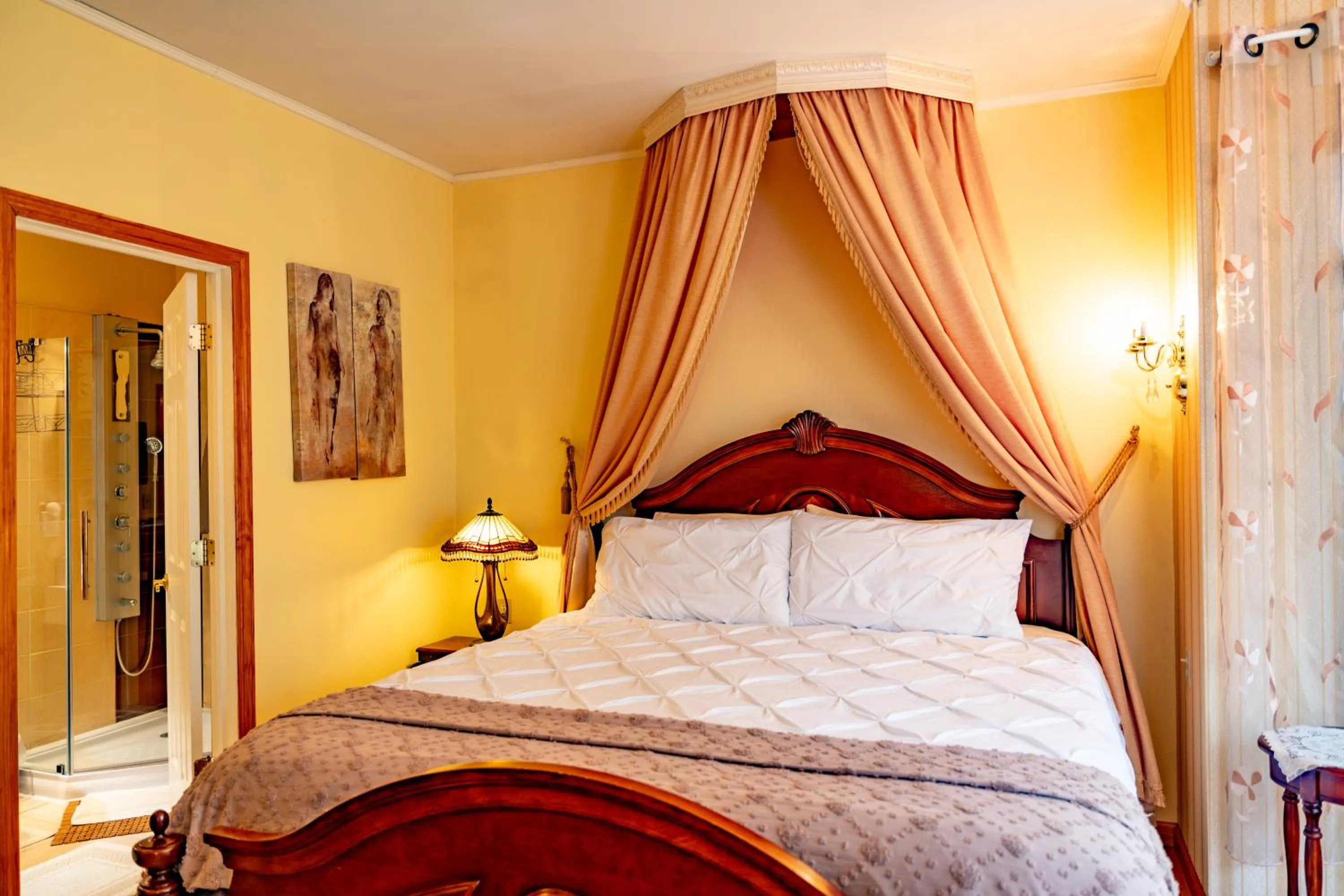 King Room with Garden View in Cherry Valley Manor