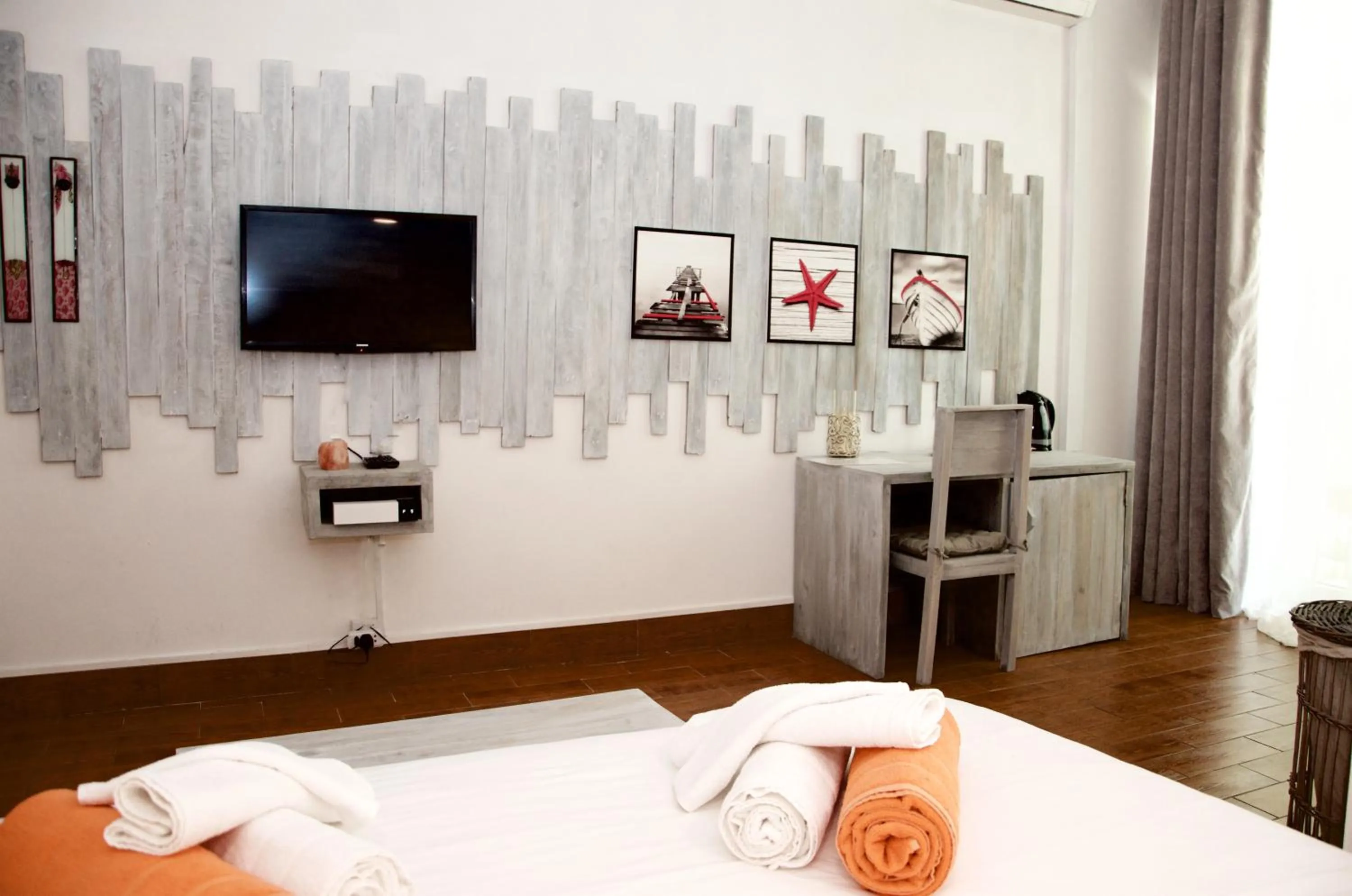 TV and multimedia, Bed in Villa Anakao Mauritius