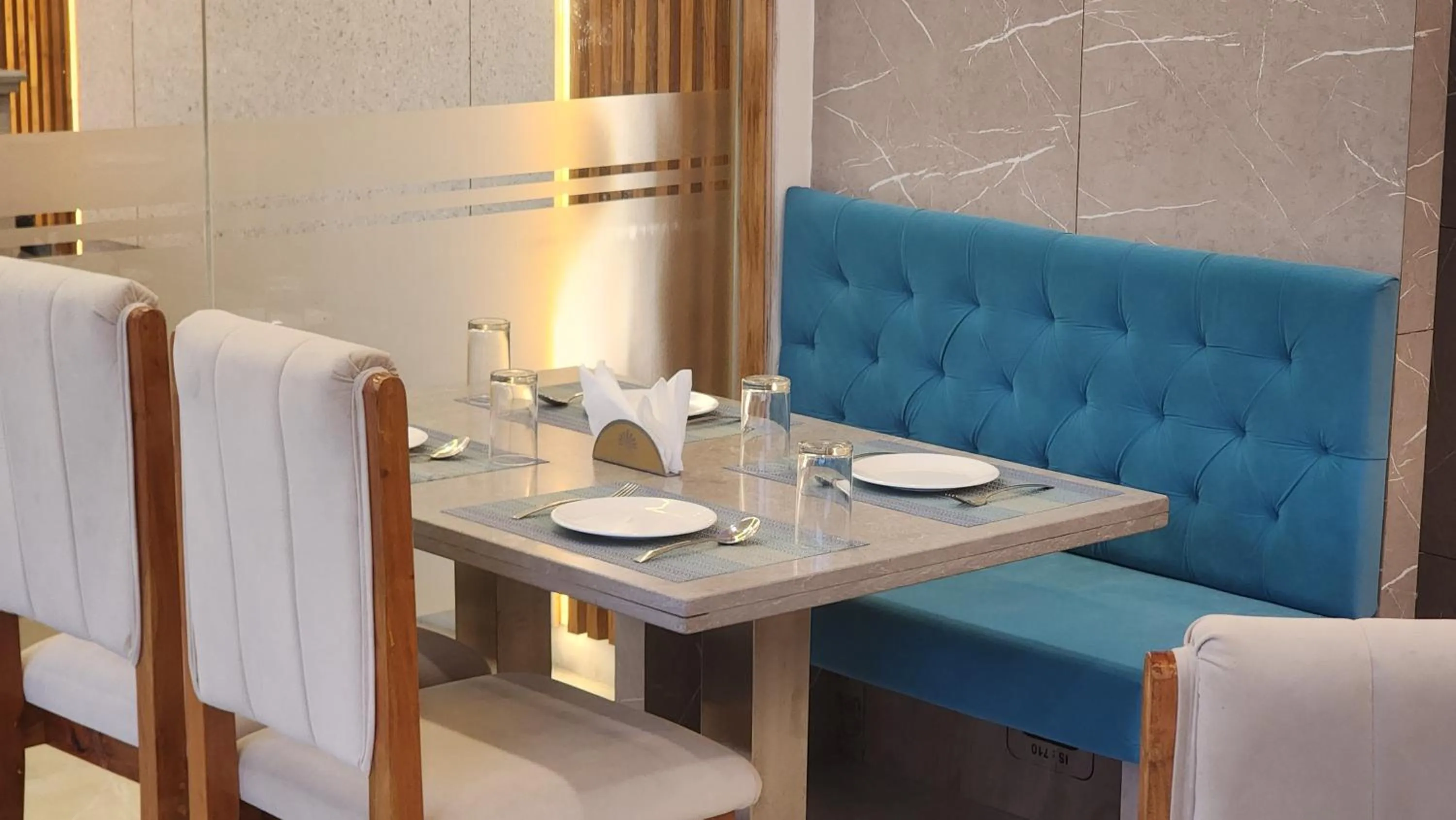 Restaurant/places to eat in Hotel JANAS