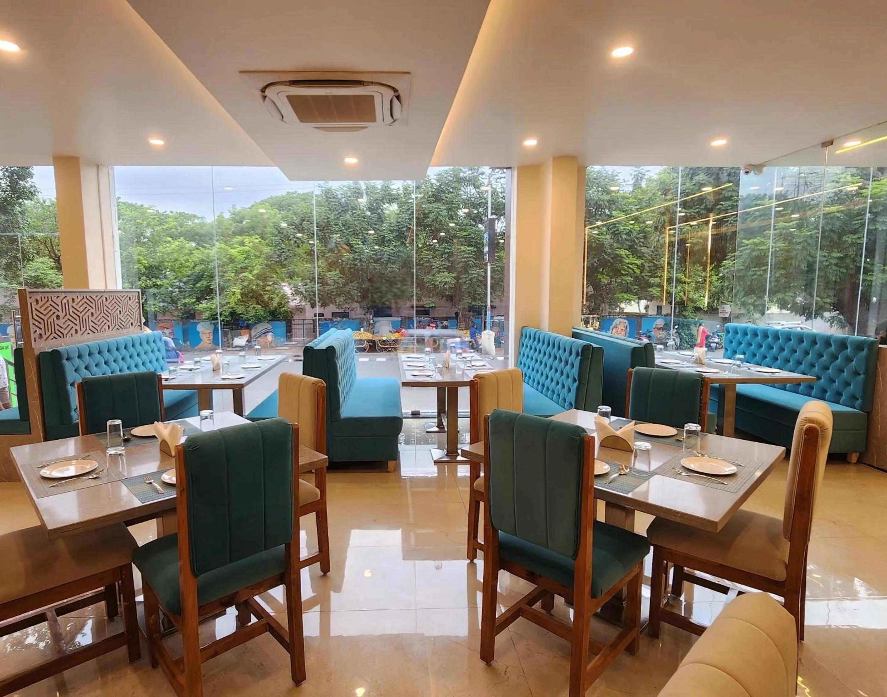 Restaurant/places to eat in Hotel JANAS