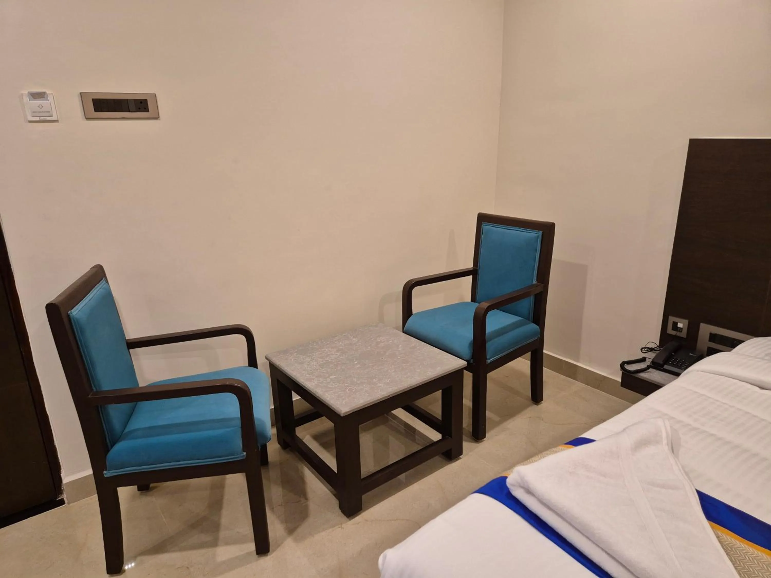 Seating area, Bed in Hotel JANAS