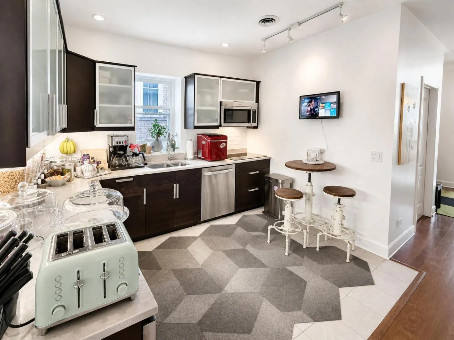 Communal kitchen in House 5863- Chicago's Premier Bed and Breakfast