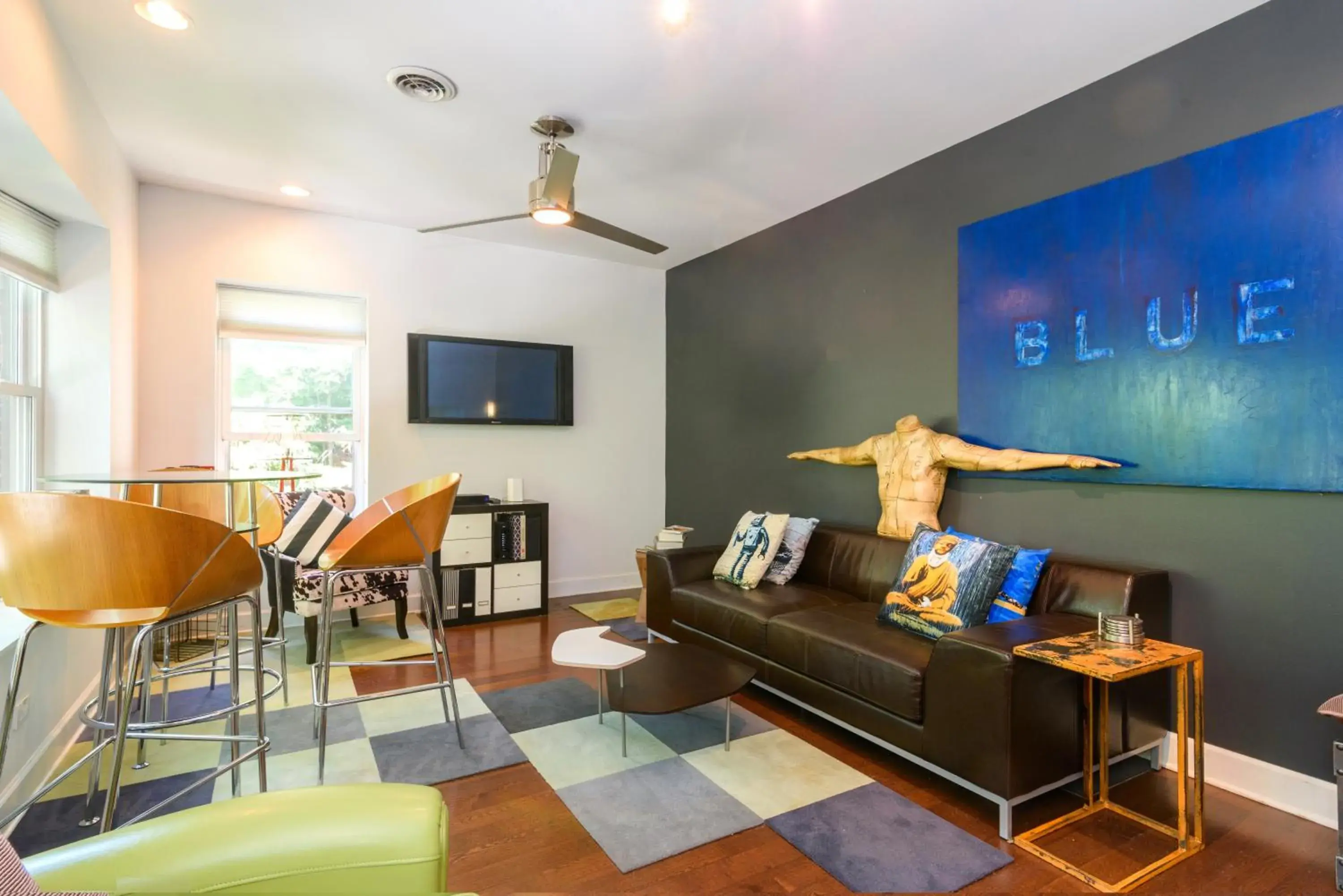 Living room in House 5863- Chicago's Premier Bed and Breakfast Living room in House 5863- Chicago's Premier Bed and Breakfast