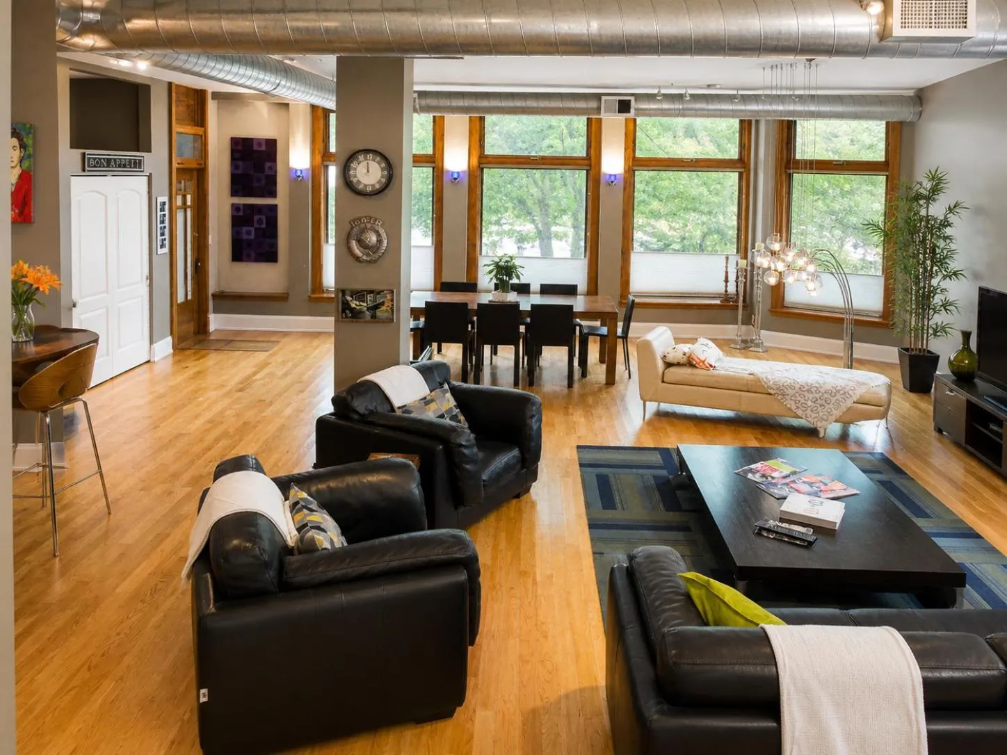 Living room in House 5863- Chicago's Premier Bed and Breakfast