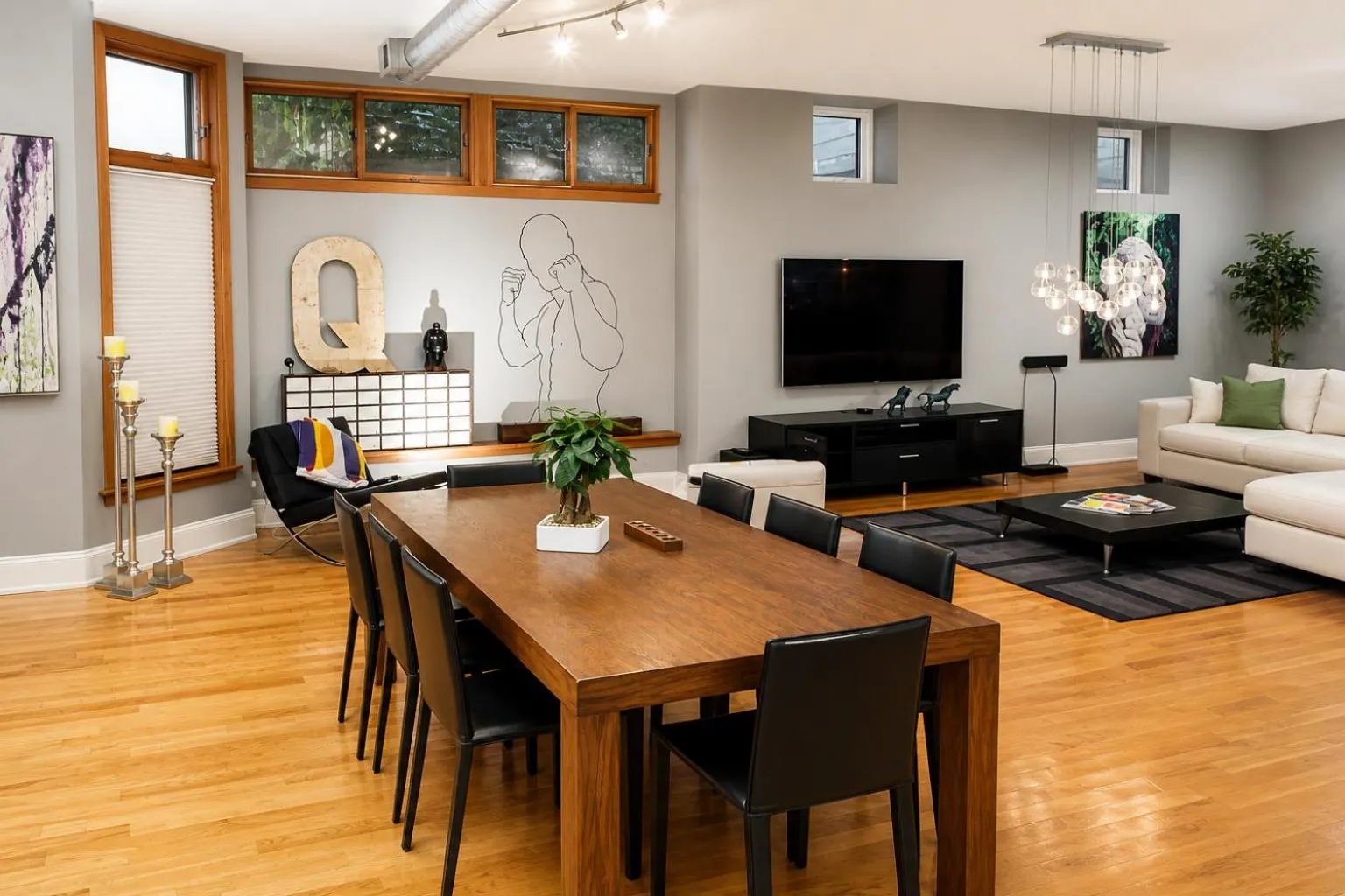 Dining area in House 5863- Chicago's Premier Bed and Breakfast
