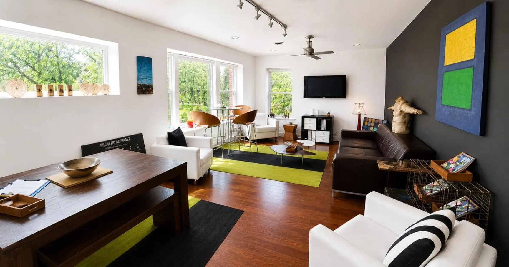 Communal lounge/ TV room in House 5863- Chicago's Premier Bed and Breakfast