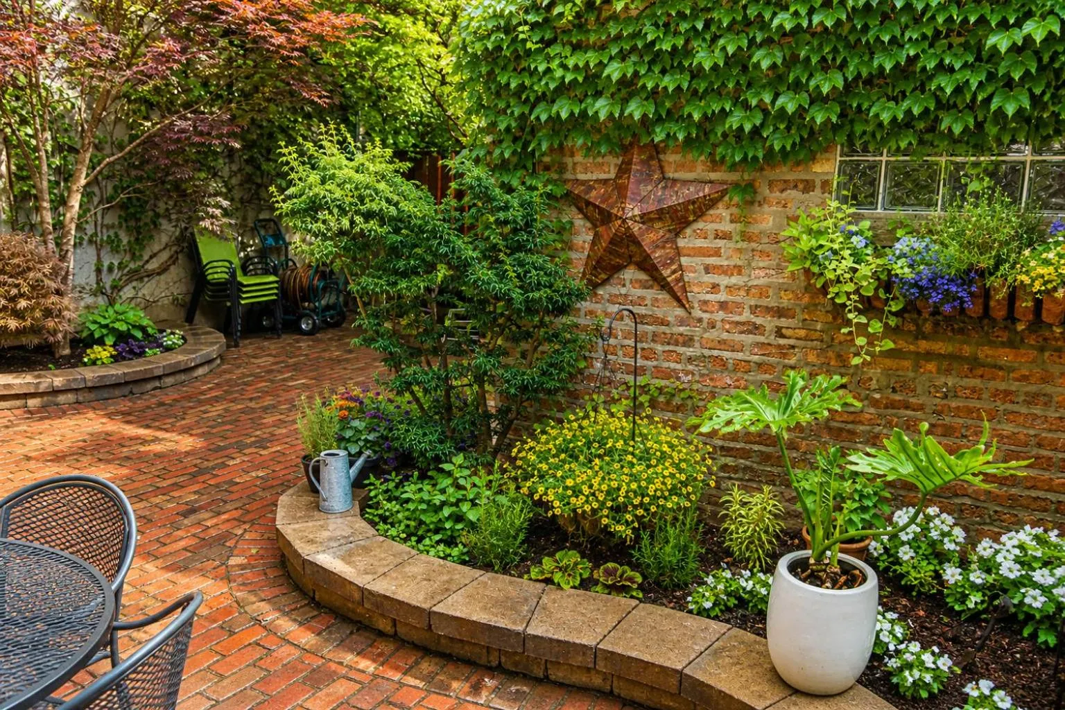 Garden in House 5863- Chicago's Premier Bed and Breakfast