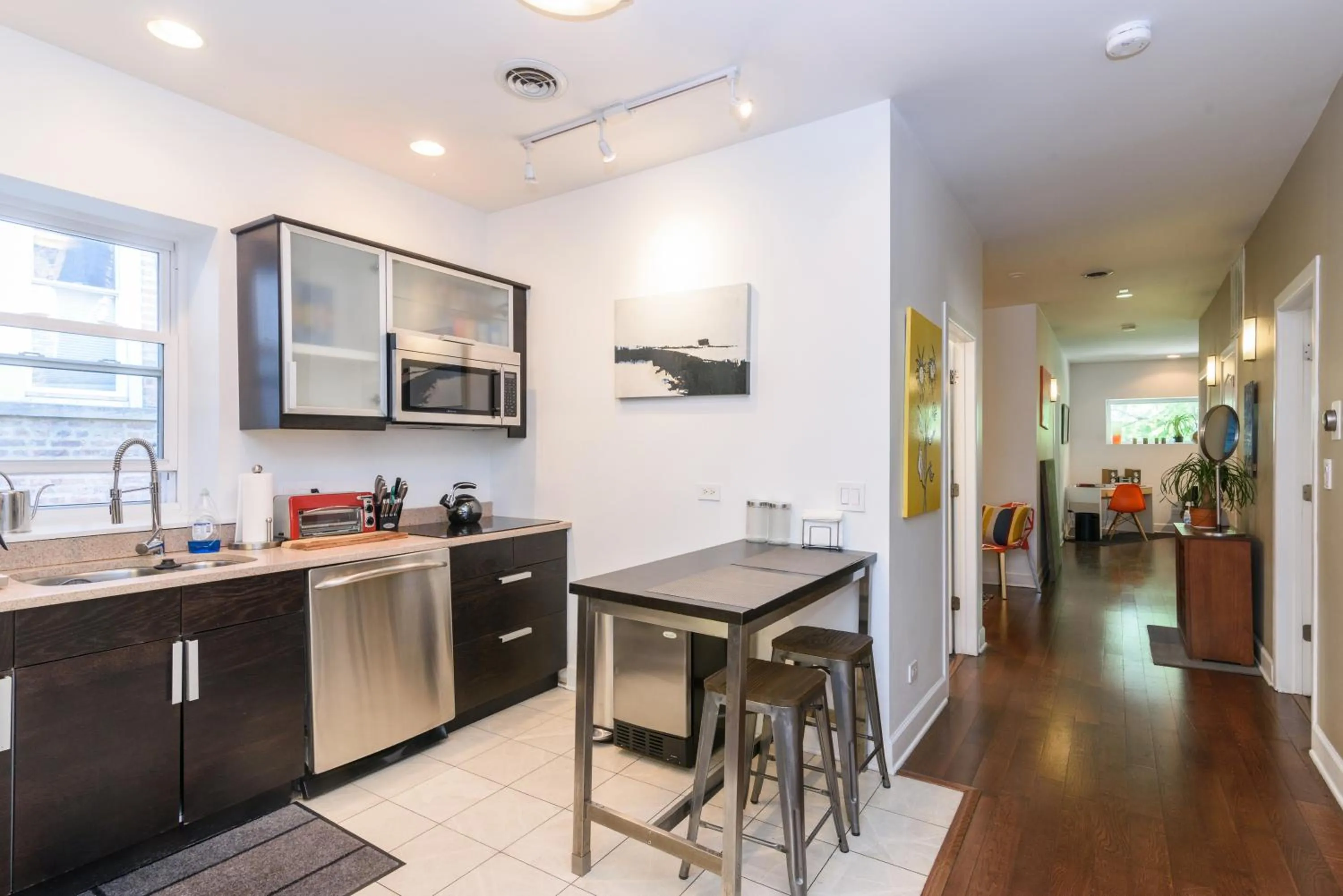 Kitchen or kitchenette in House 5863- Chicago's Premier Bed and Breakfast