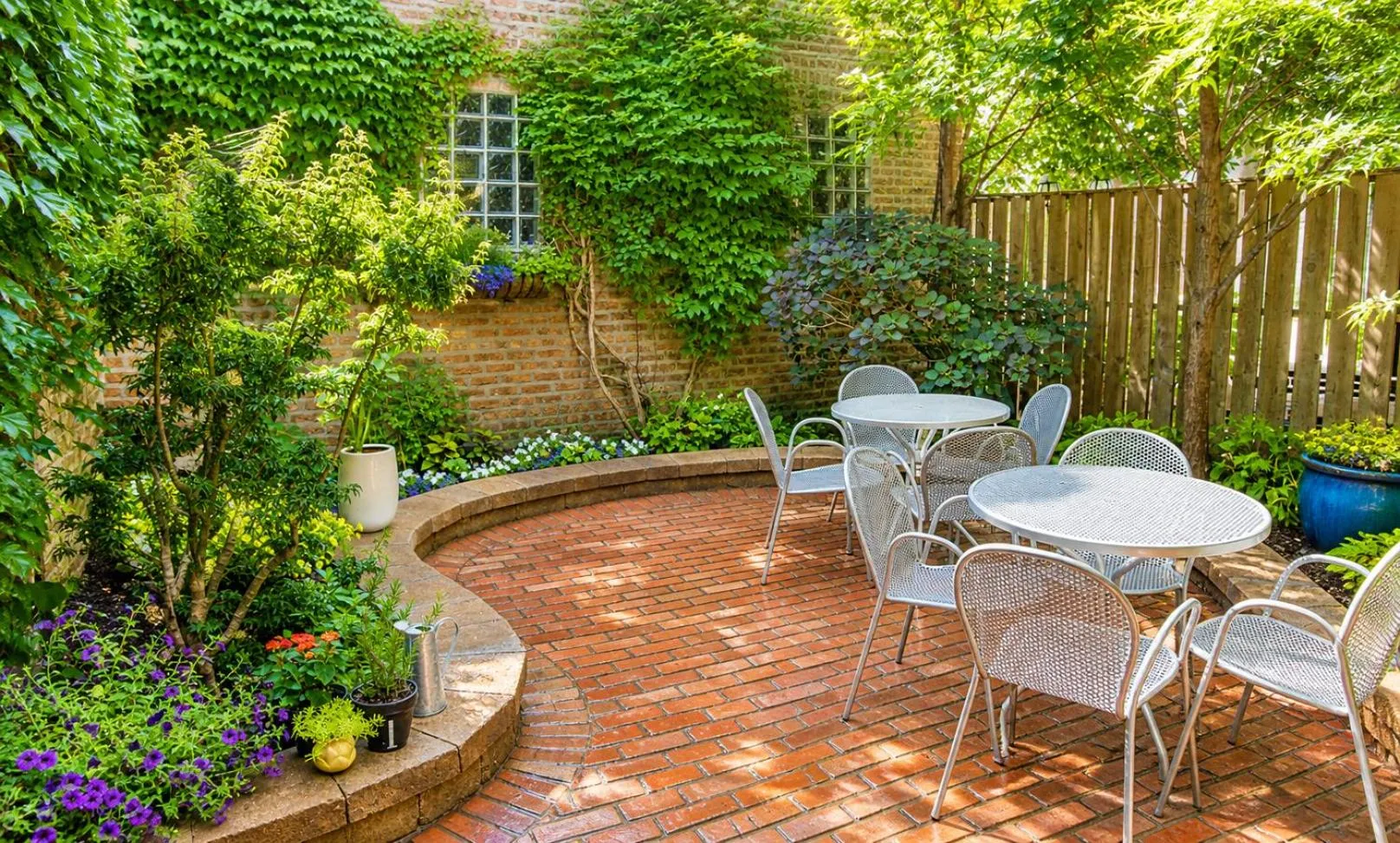Garden in House 5863- Chicago's Premier Bed and Breakfast