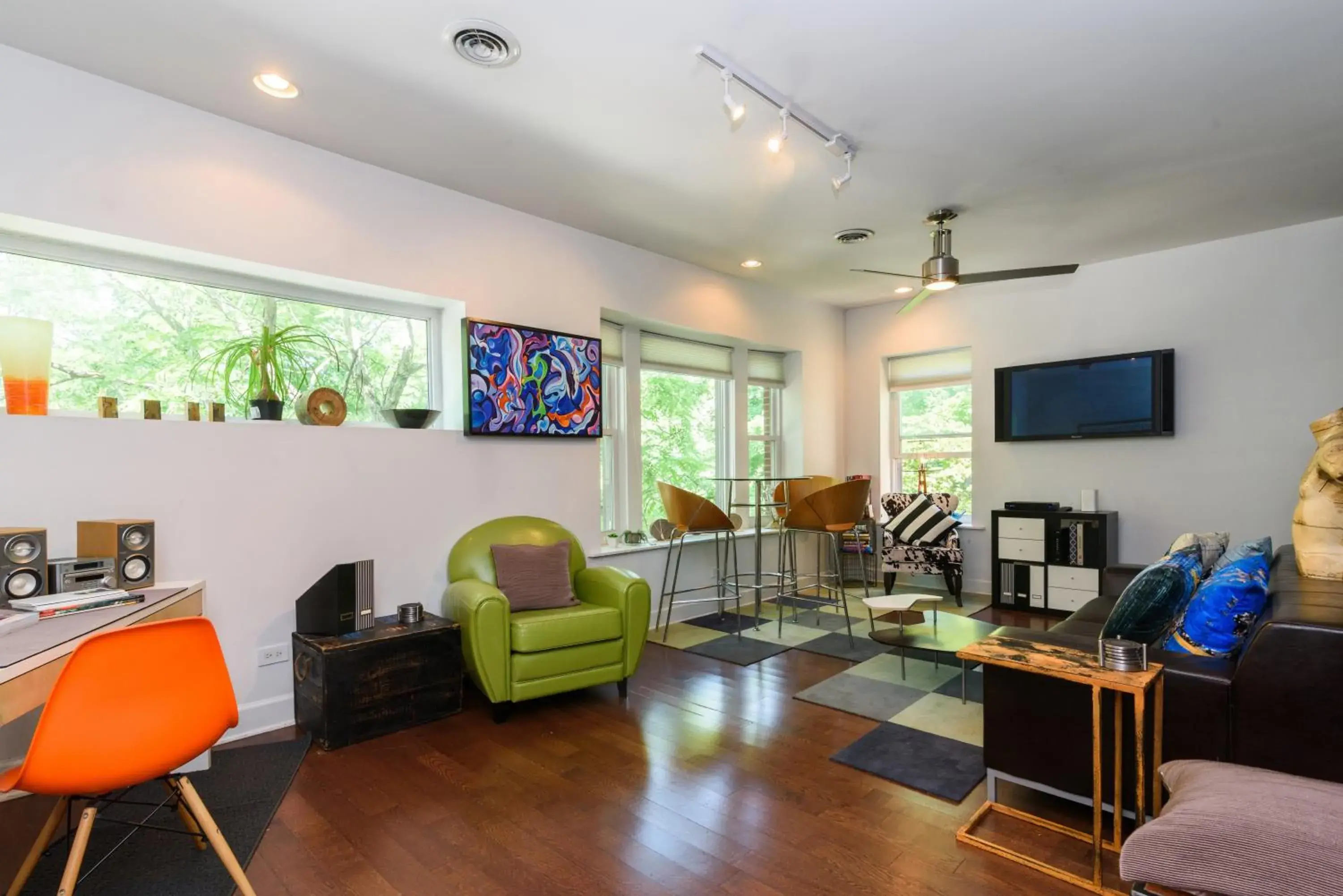 Living room in House 5863- Chicago's Premier Bed and Breakfast Living room in House 5863- Chicago's Premier Bed and Breakfast