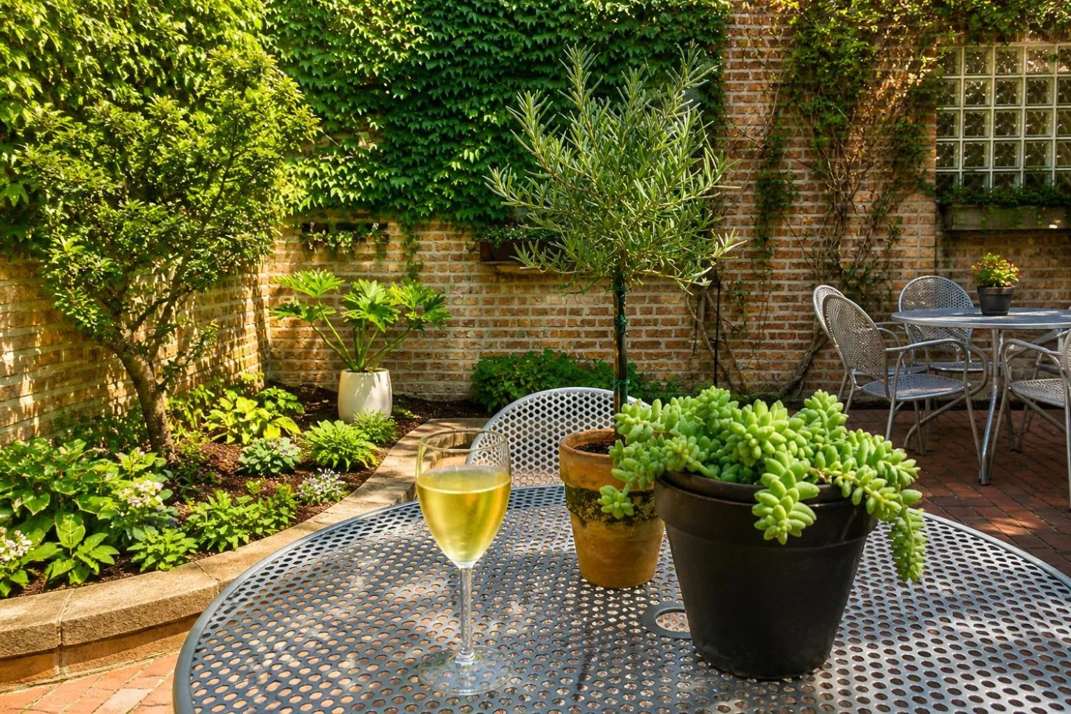 Garden in House 5863- Chicago's Premier Bed and Breakfast