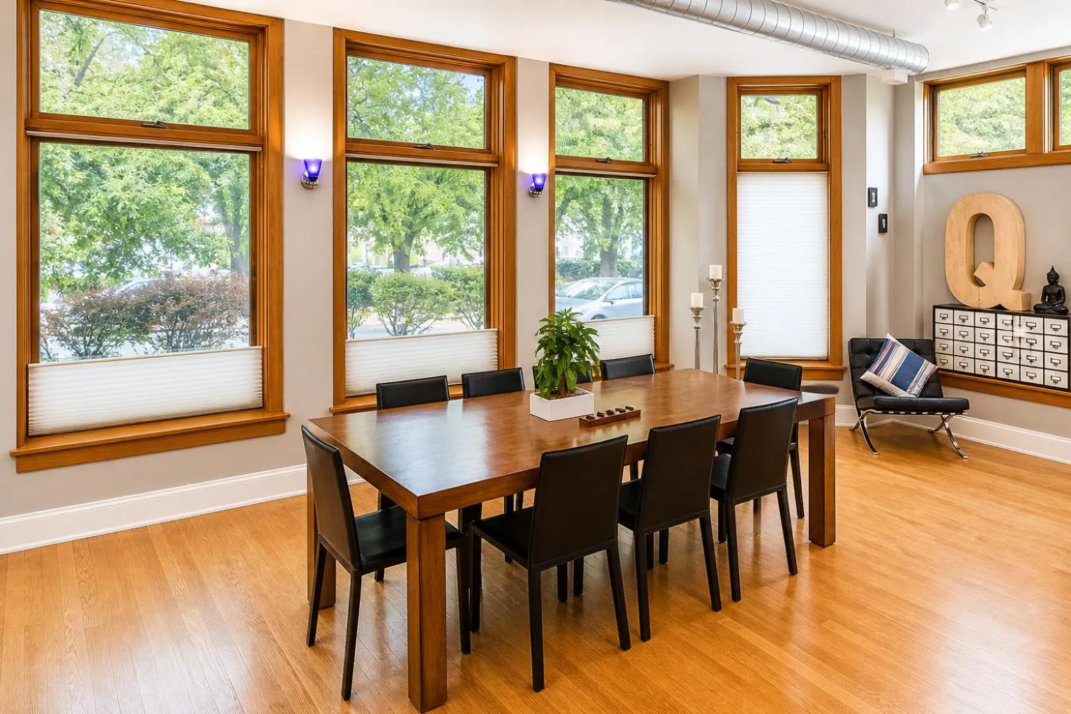Dining area in House 5863- Chicago's Premier Bed and Breakfast