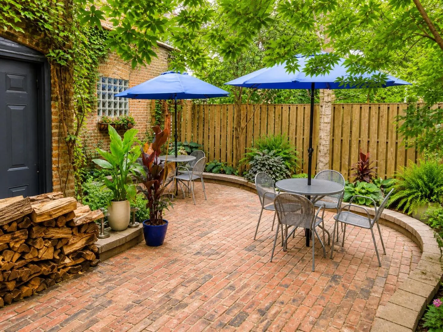 Garden in House 5863- Chicago's Premier Bed and Breakfast