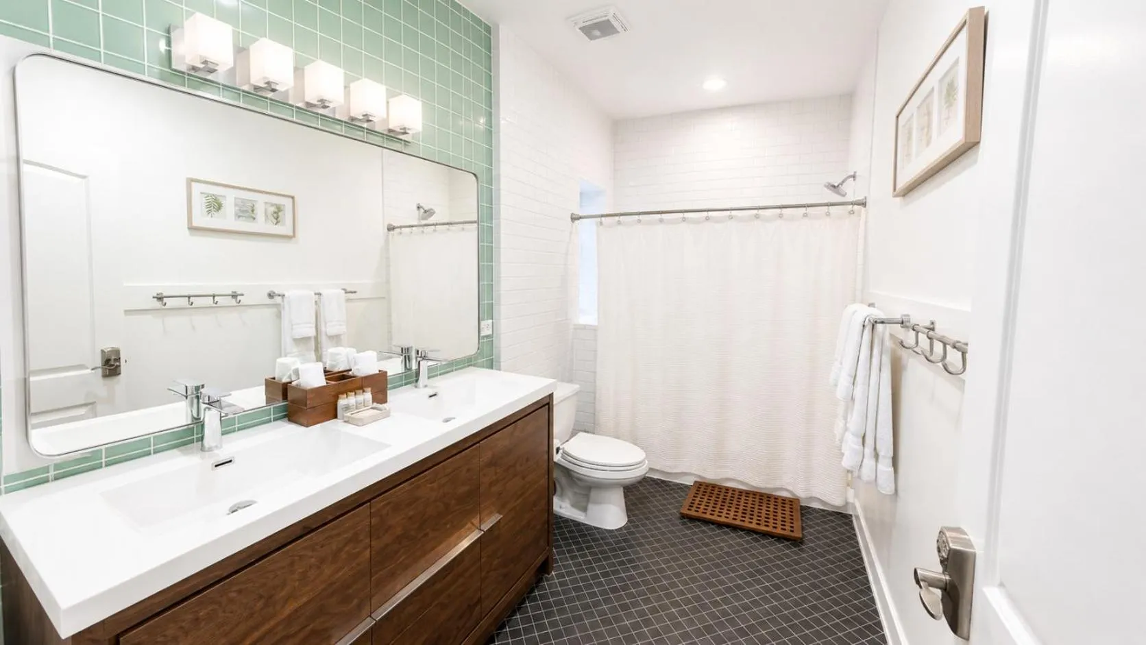 Bathroom in House 5863- Chicago's Premier Bed and Breakfast