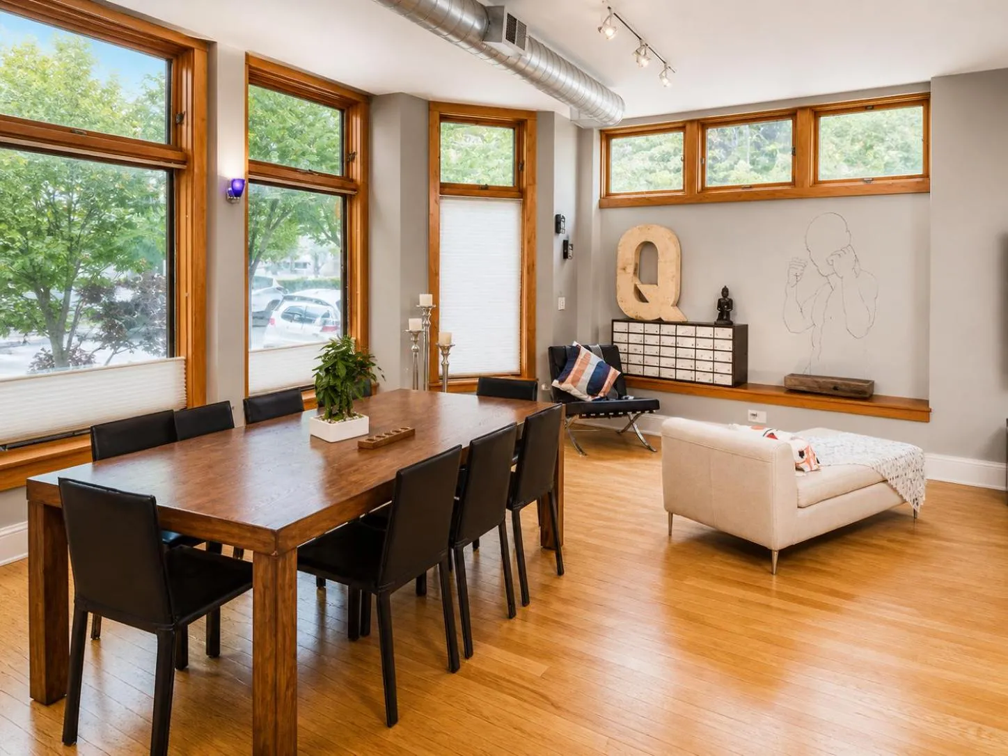 Dining area in House 5863- Chicago's Premier Bed and Breakfast
