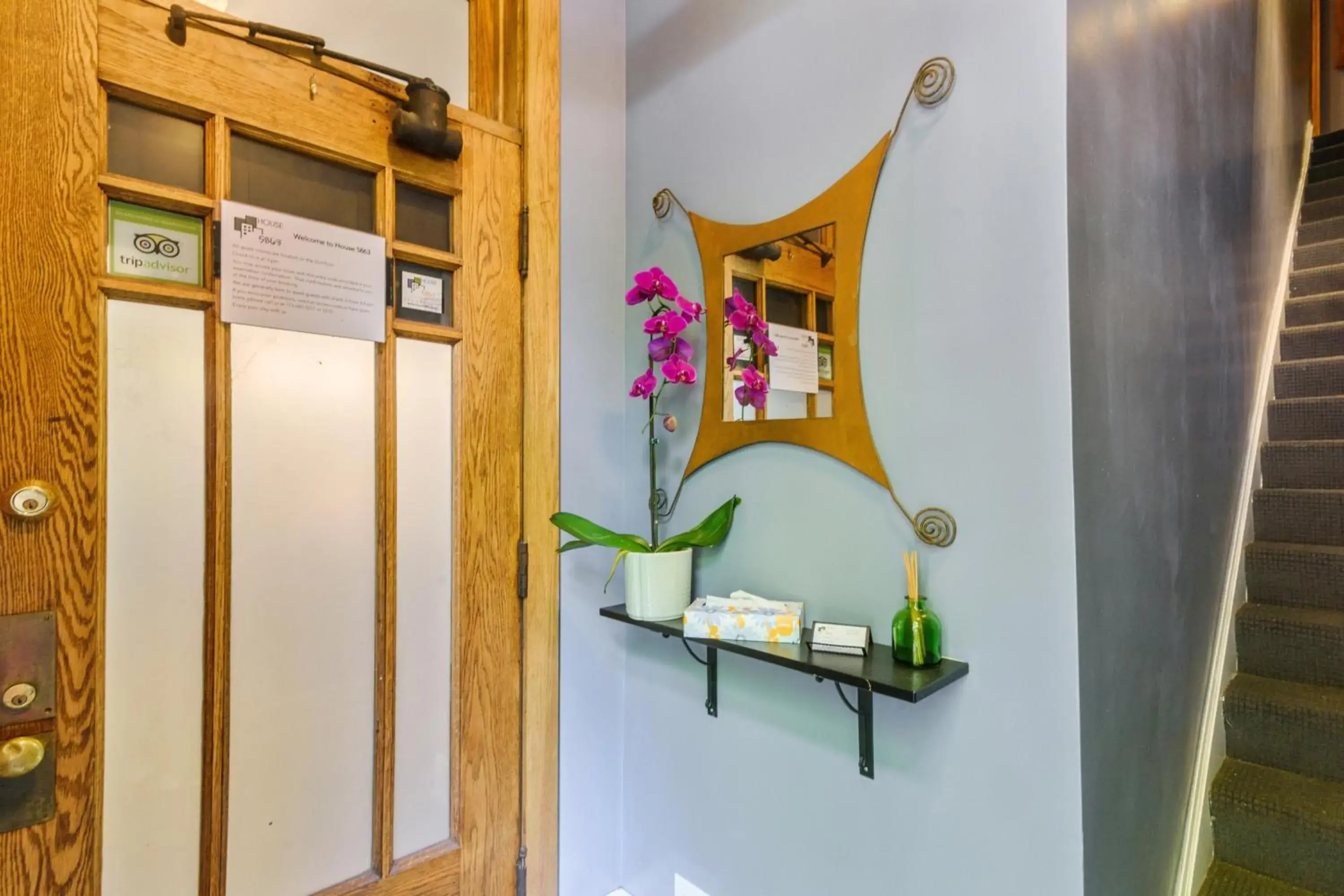 Lobby or reception in House 5863- Chicago's Premier Bed and Breakfast Lobby or reception in House 5863- Chicago's Premier Bed and Breakfast