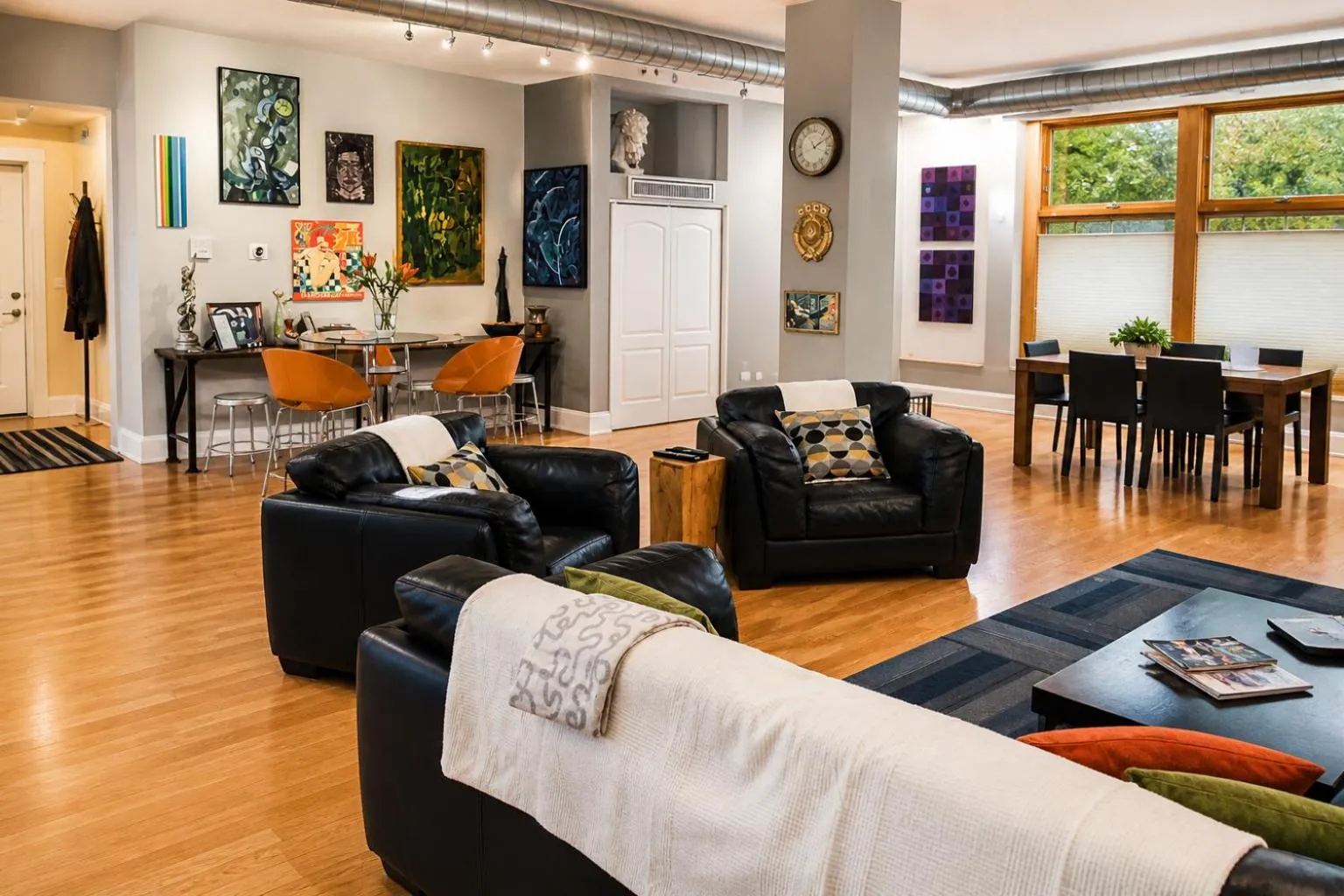 Living room in House 5863- Chicago's Premier Bed and Breakfast