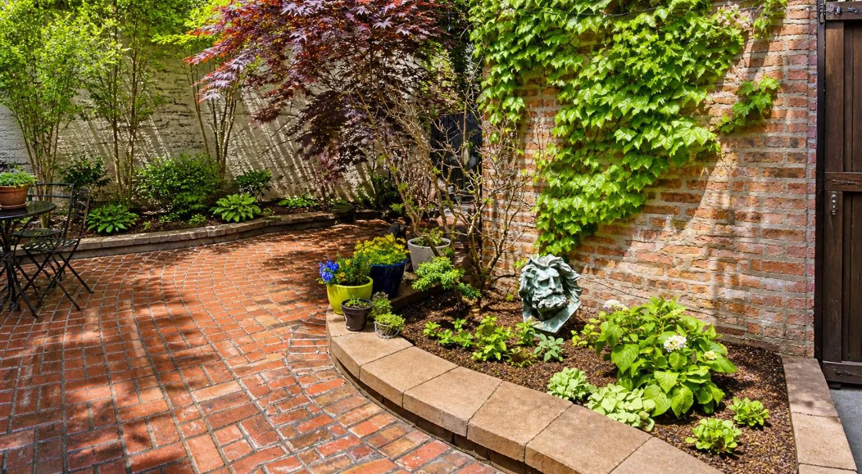Garden in House 5863- Chicago's Premier Bed and Breakfast