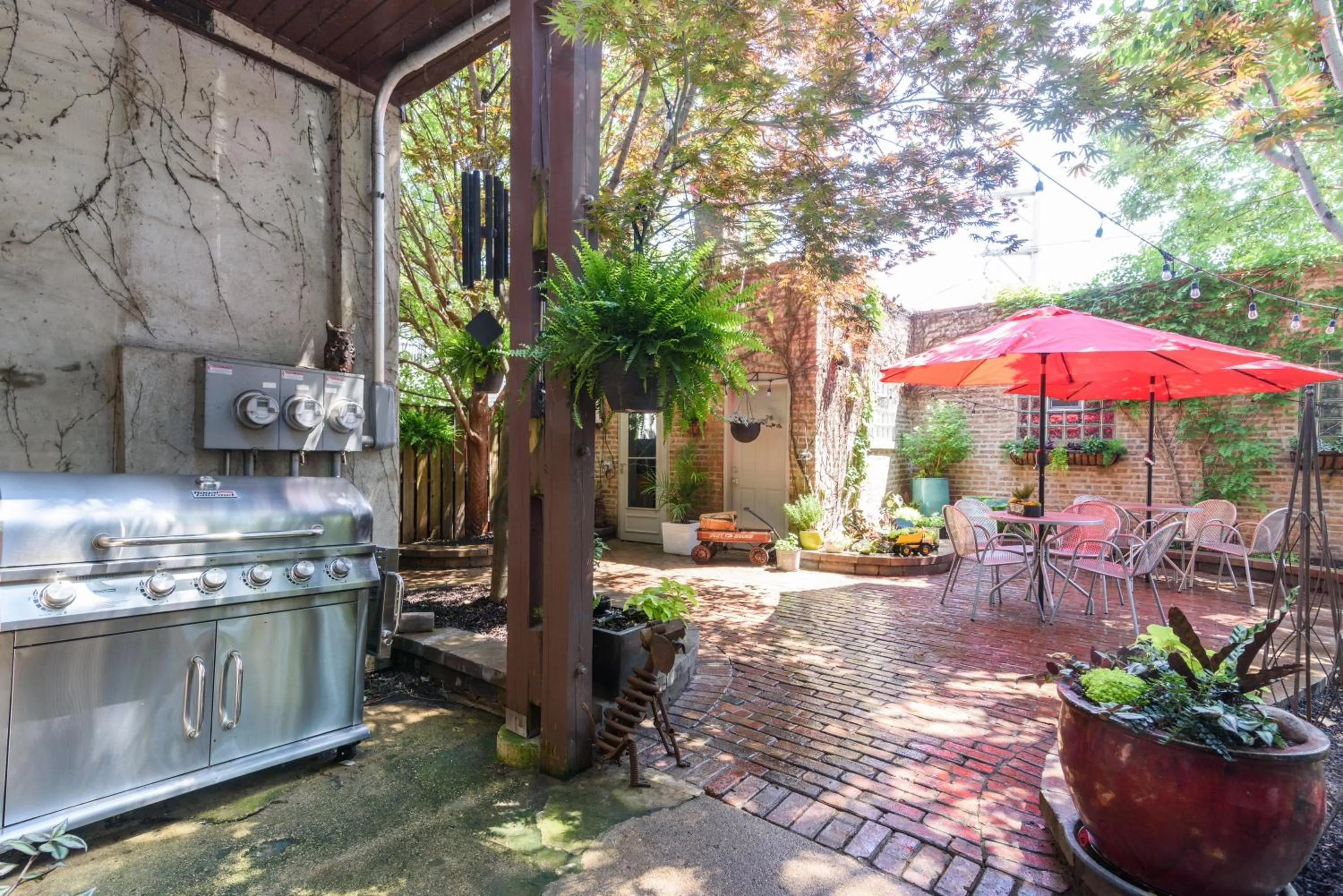 Garden in House 5863- Chicago's Premier Bed and Breakfast