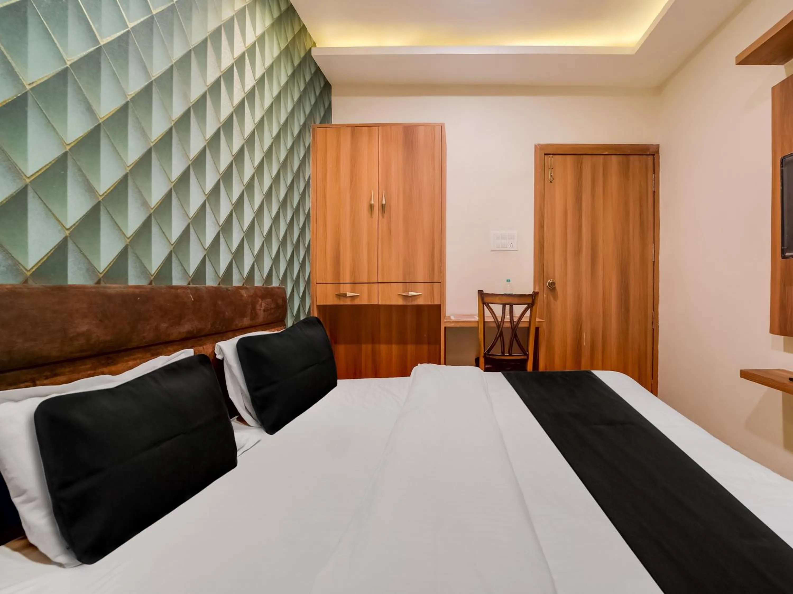 Bedroom, Bed in Hotel O Zamzam Residency