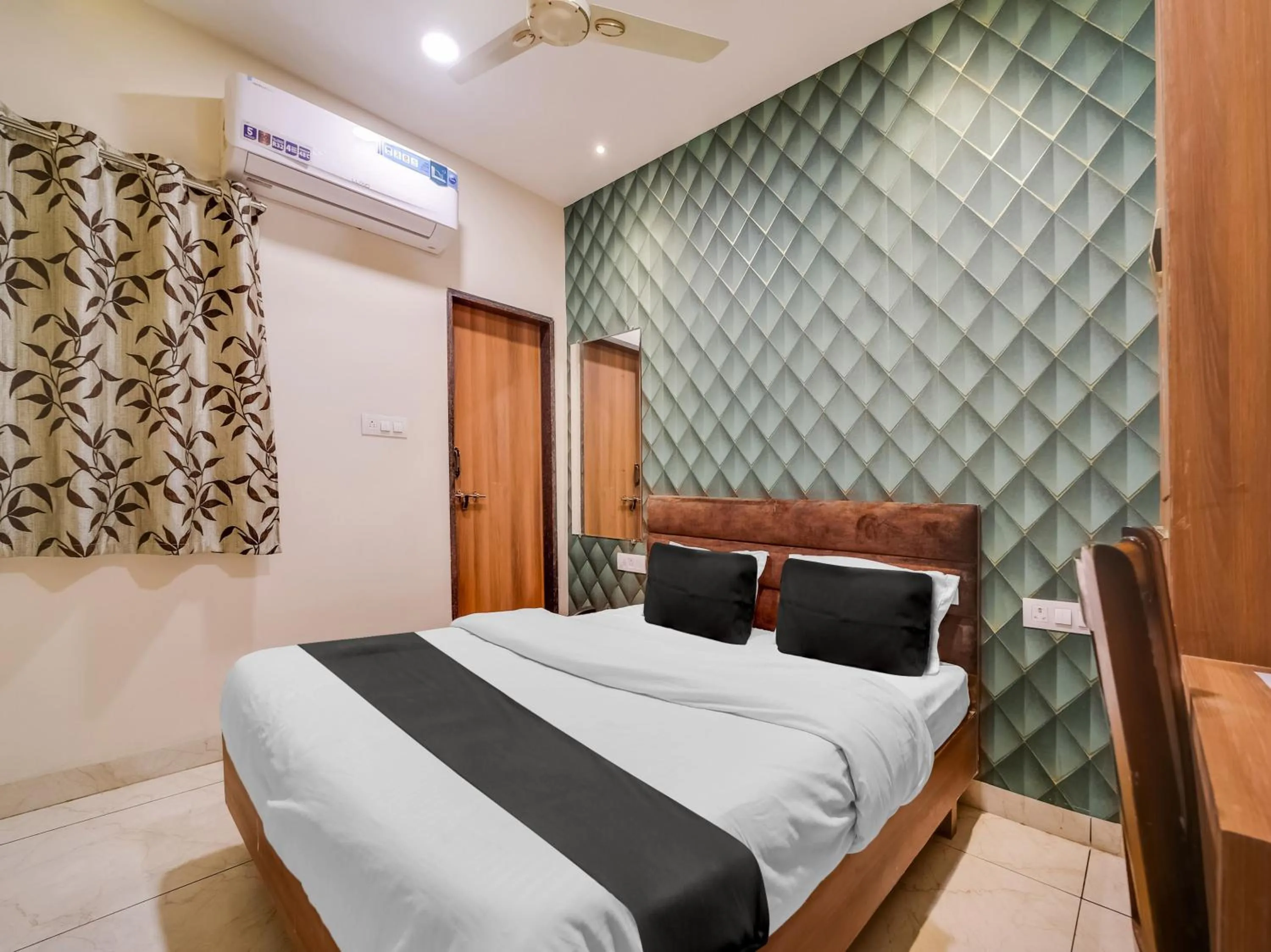 Bedroom, Bed in Hotel O Zamzam Residency