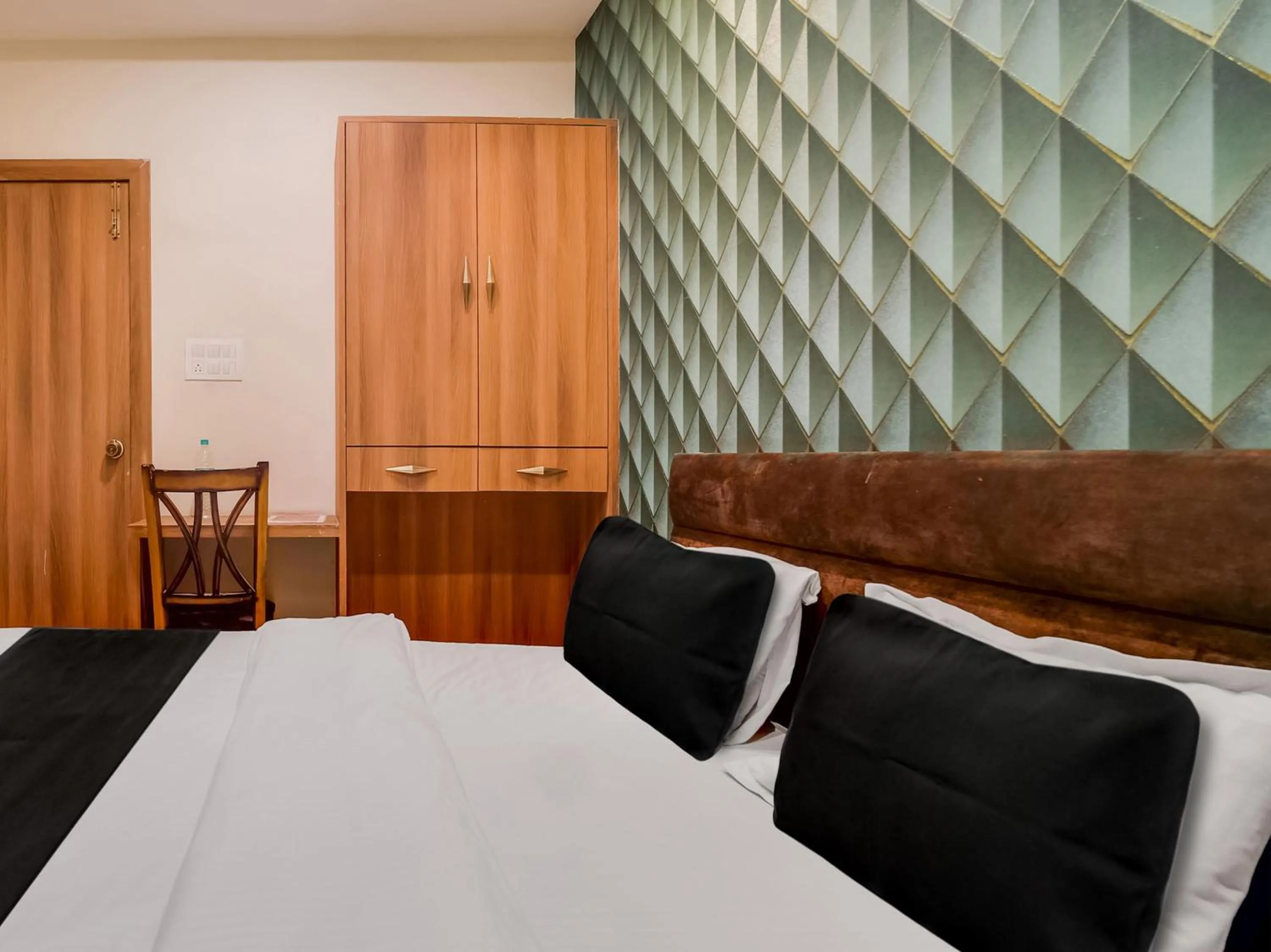 Bedroom, Bed in Hotel O Zamzam Residency