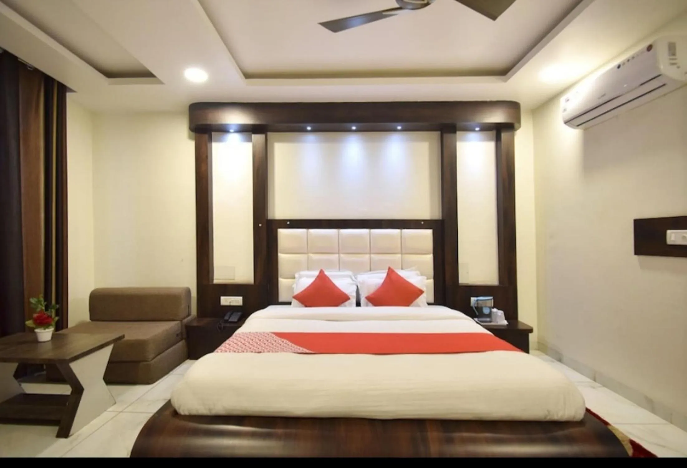 Bed in OYO 4608 Hotel Galaxy