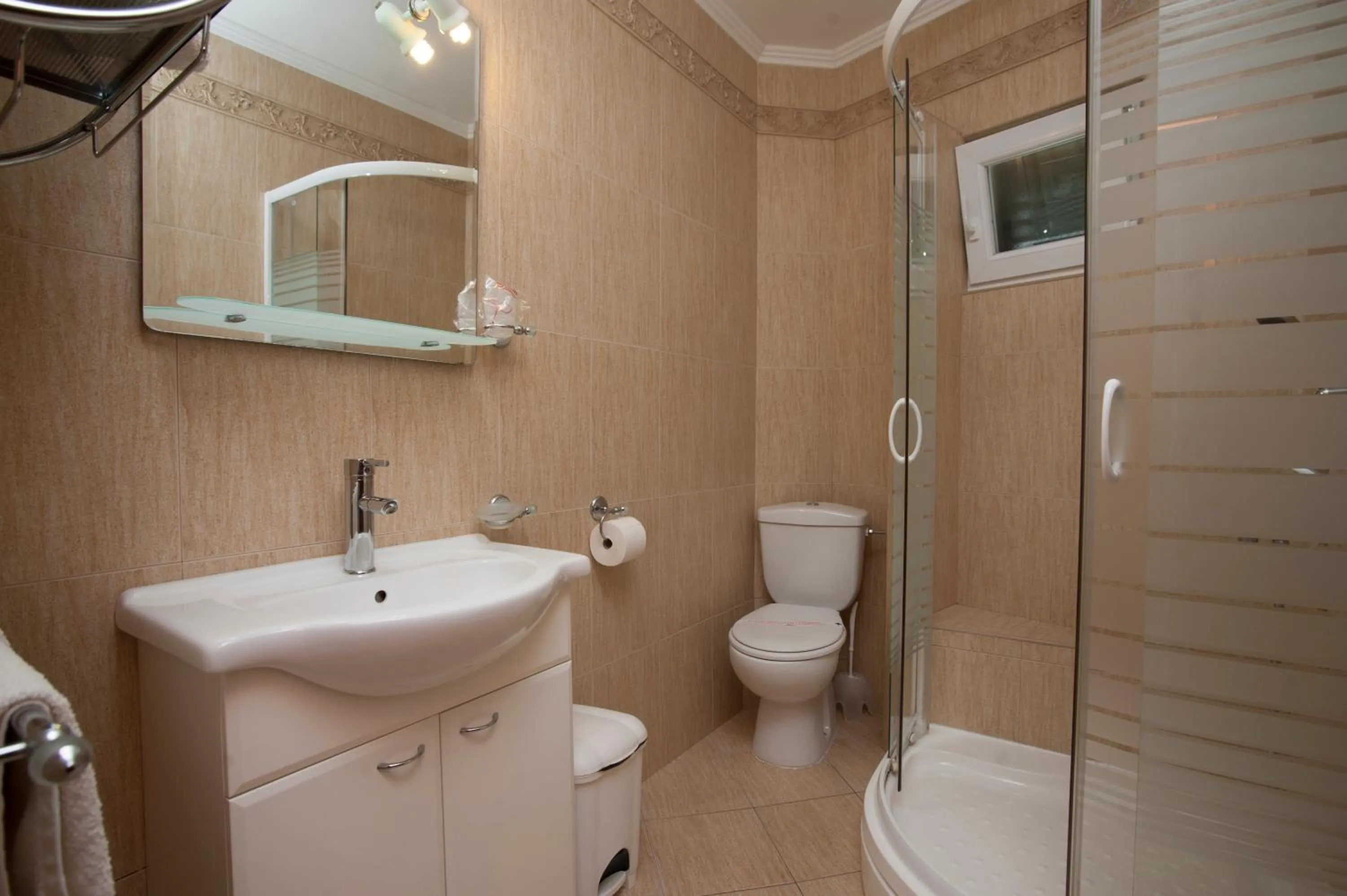 Toilet in Guest House Medin