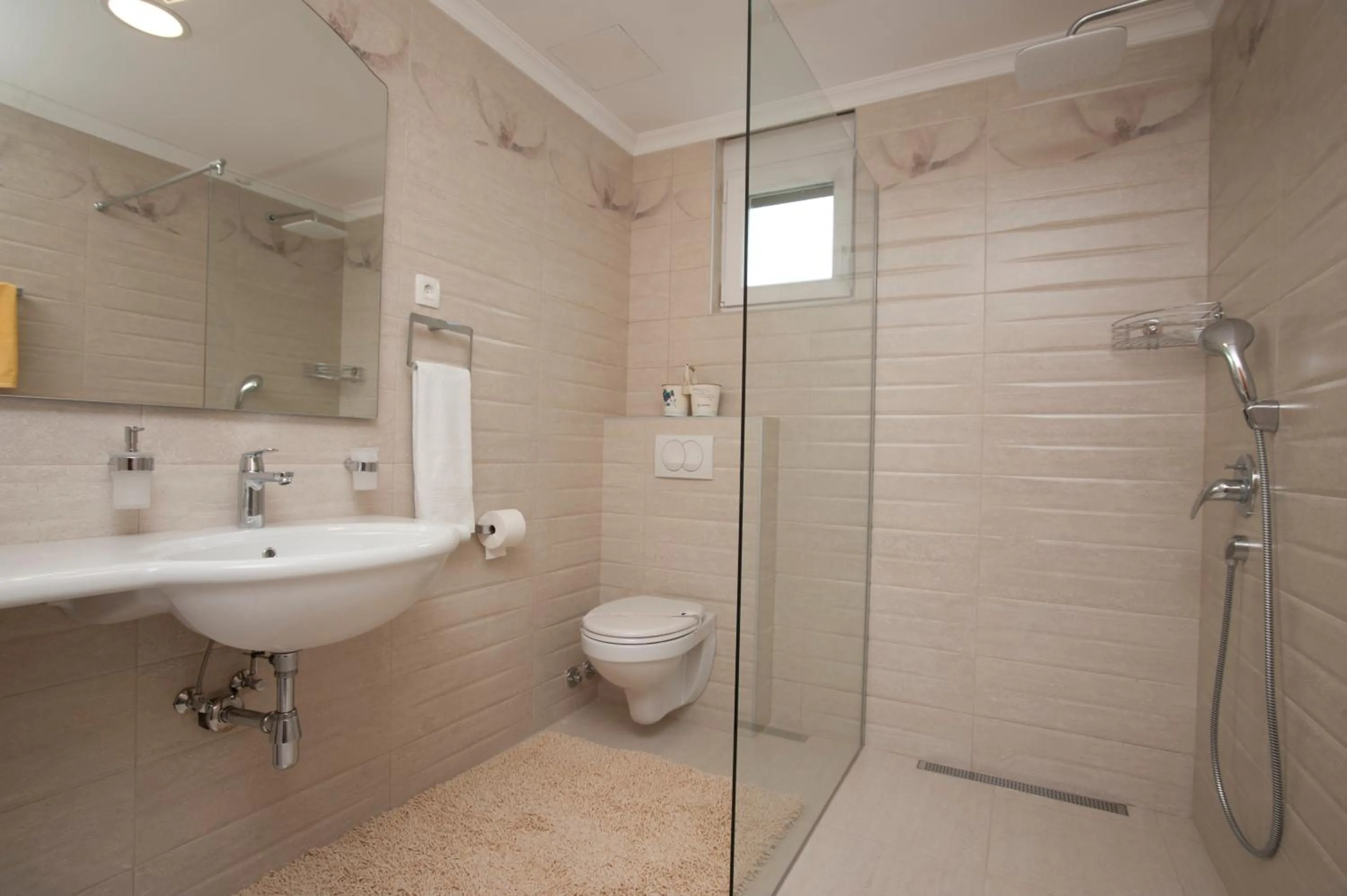 Shower in Guest House Medin